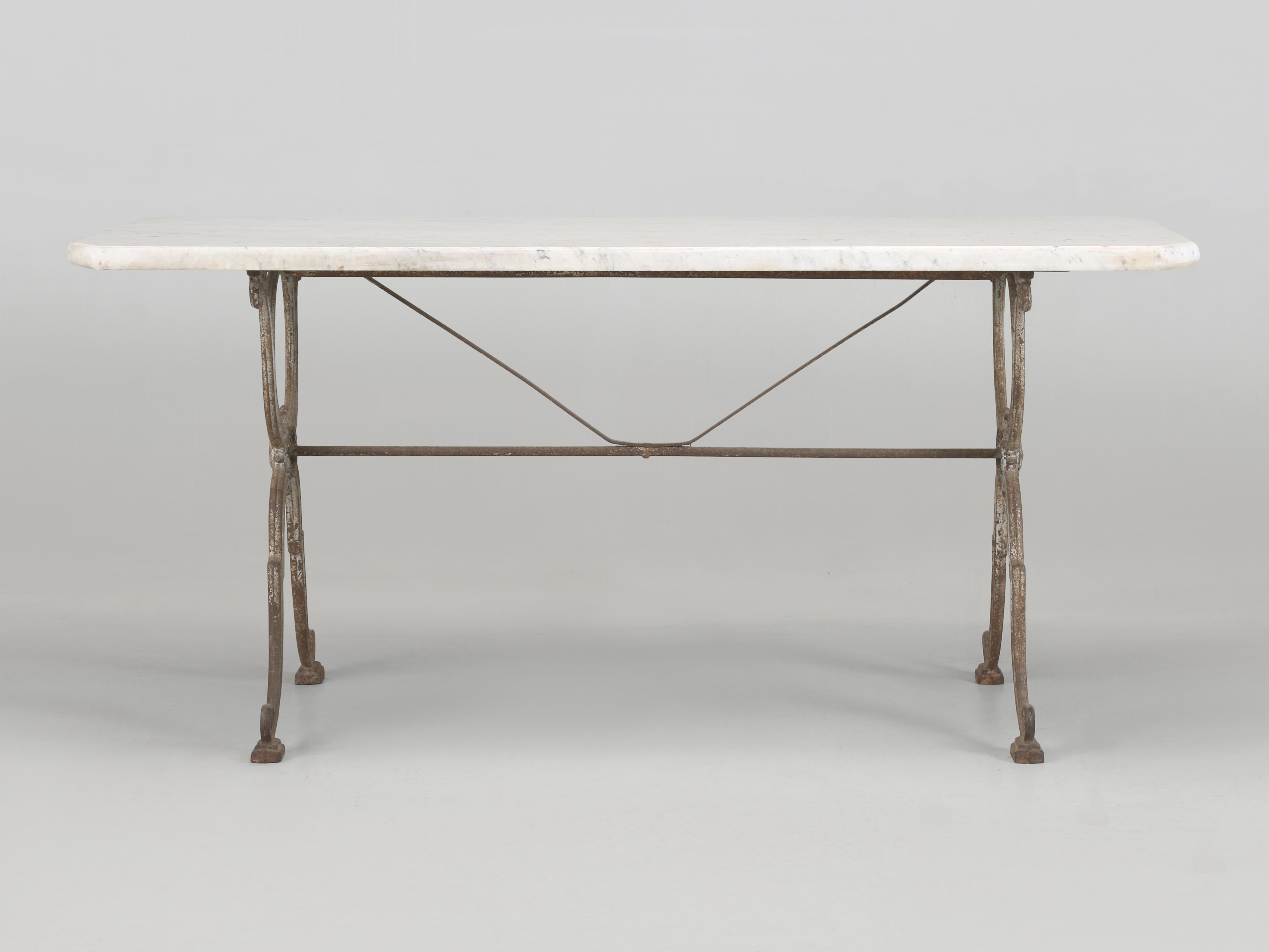 Country Antique French Bistro Table Base en fonte en peinture ancienne avec un plateau en marbre épais en vente