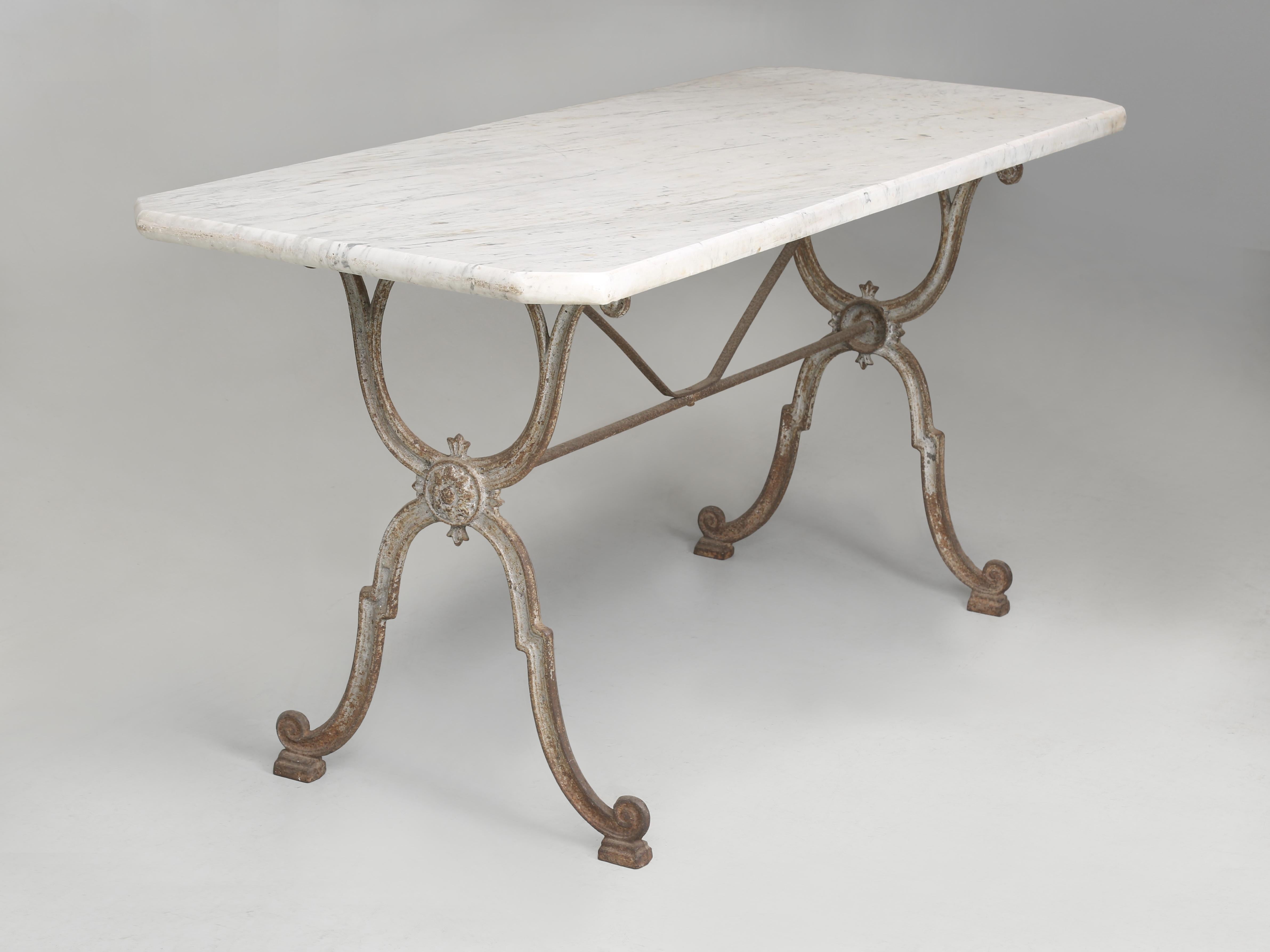 Français Antique French Bistro Table Base en fonte en peinture ancienne avec un plateau en marbre épais en vente