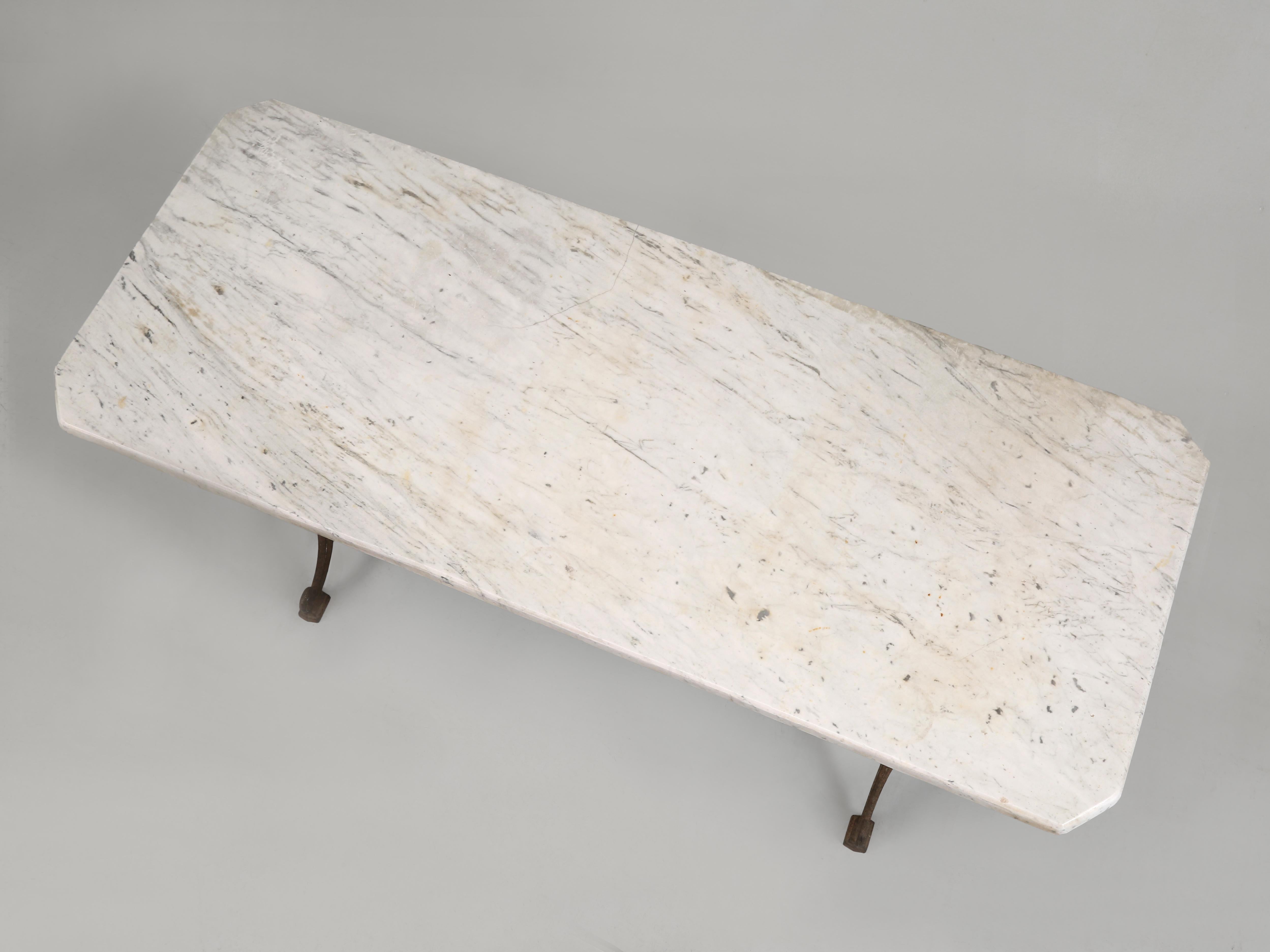 Moulage Antique French Bistro Table Base en fonte en peinture ancienne avec un plateau en marbre épais en vente