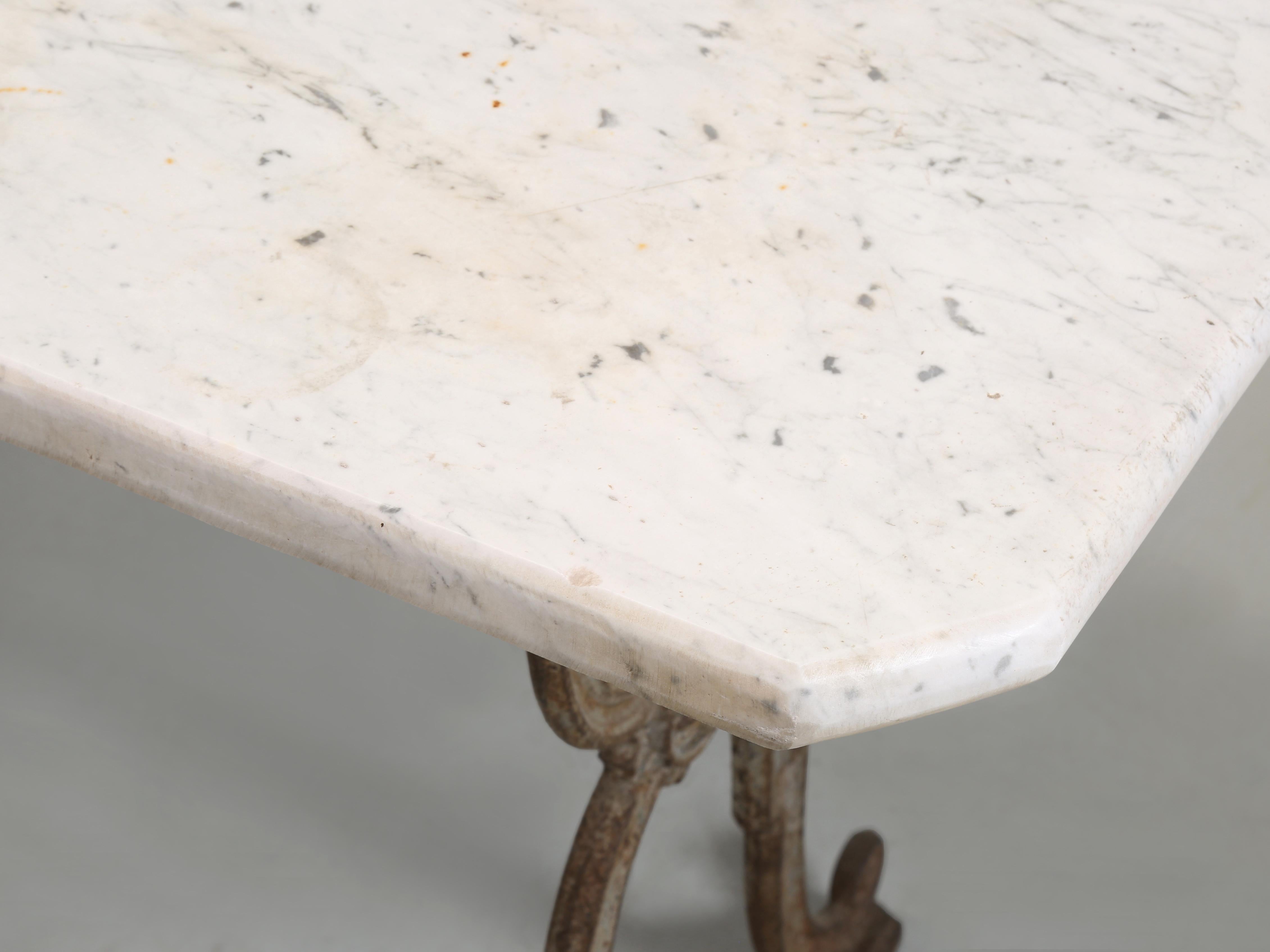 Antique French Bistro Table Base en fonte en peinture ancienne avec un plateau en marbre épais Bon état - En vente à Chicago, IL