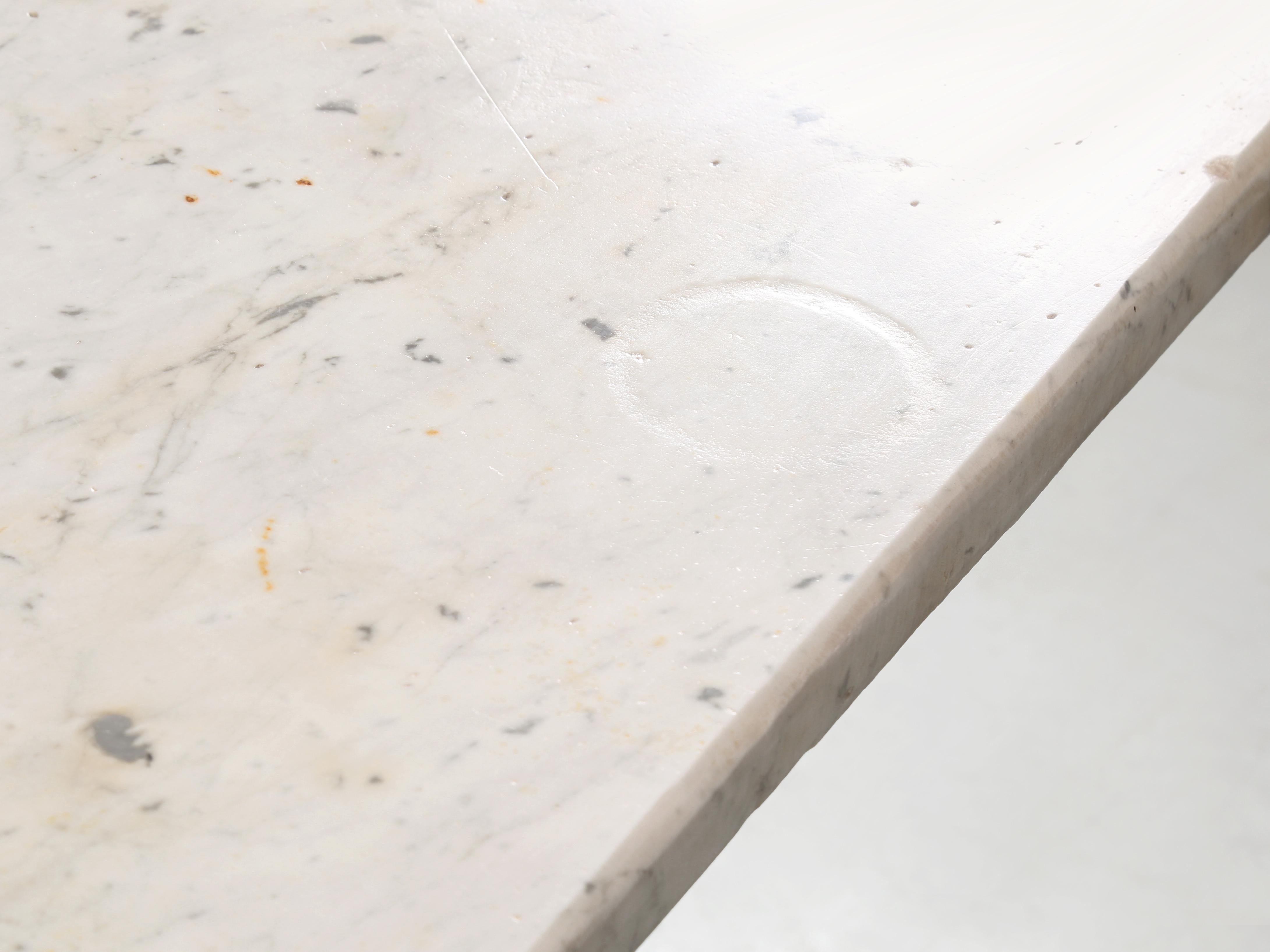Début du 20ème siècle Antique French Bistro Table Base en fonte en peinture ancienne avec un plateau en marbre épais en vente