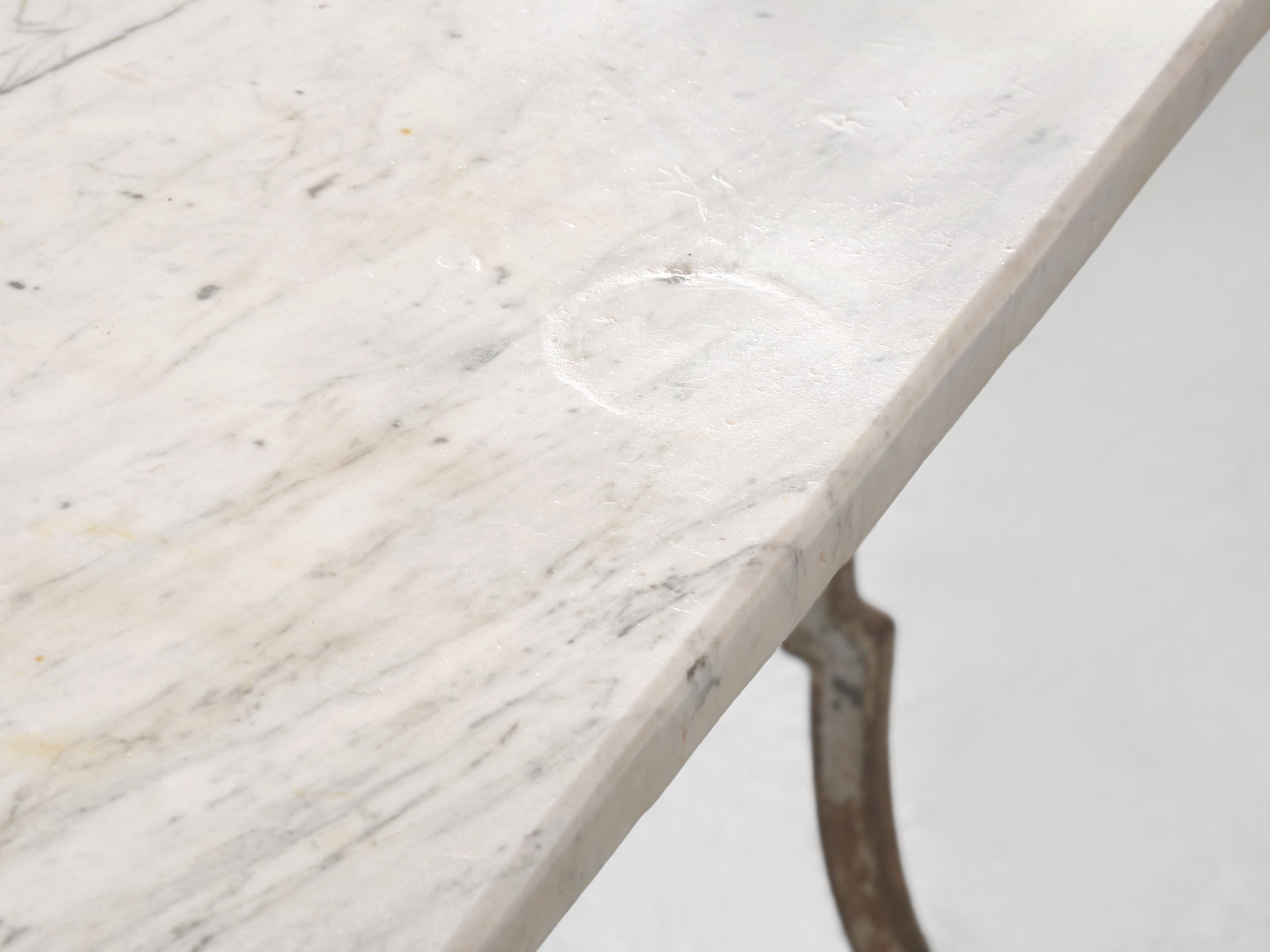 Fer Antique French Bistro Table Base en fonte en peinture ancienne avec un plateau en marbre épais en vente