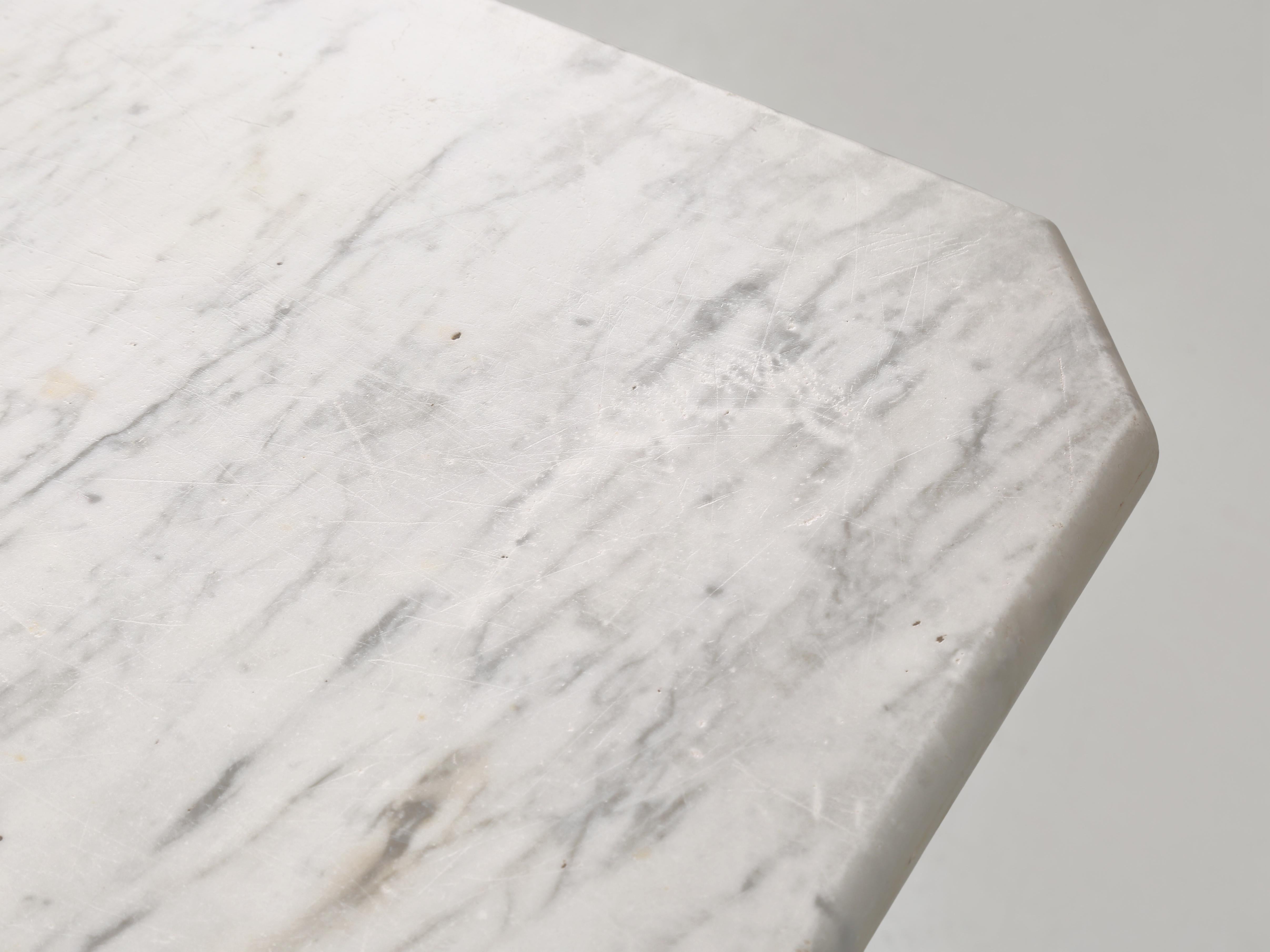 Antique French Bistro Table Base en fonte en peinture ancienne avec un plateau en marbre épais en vente 1