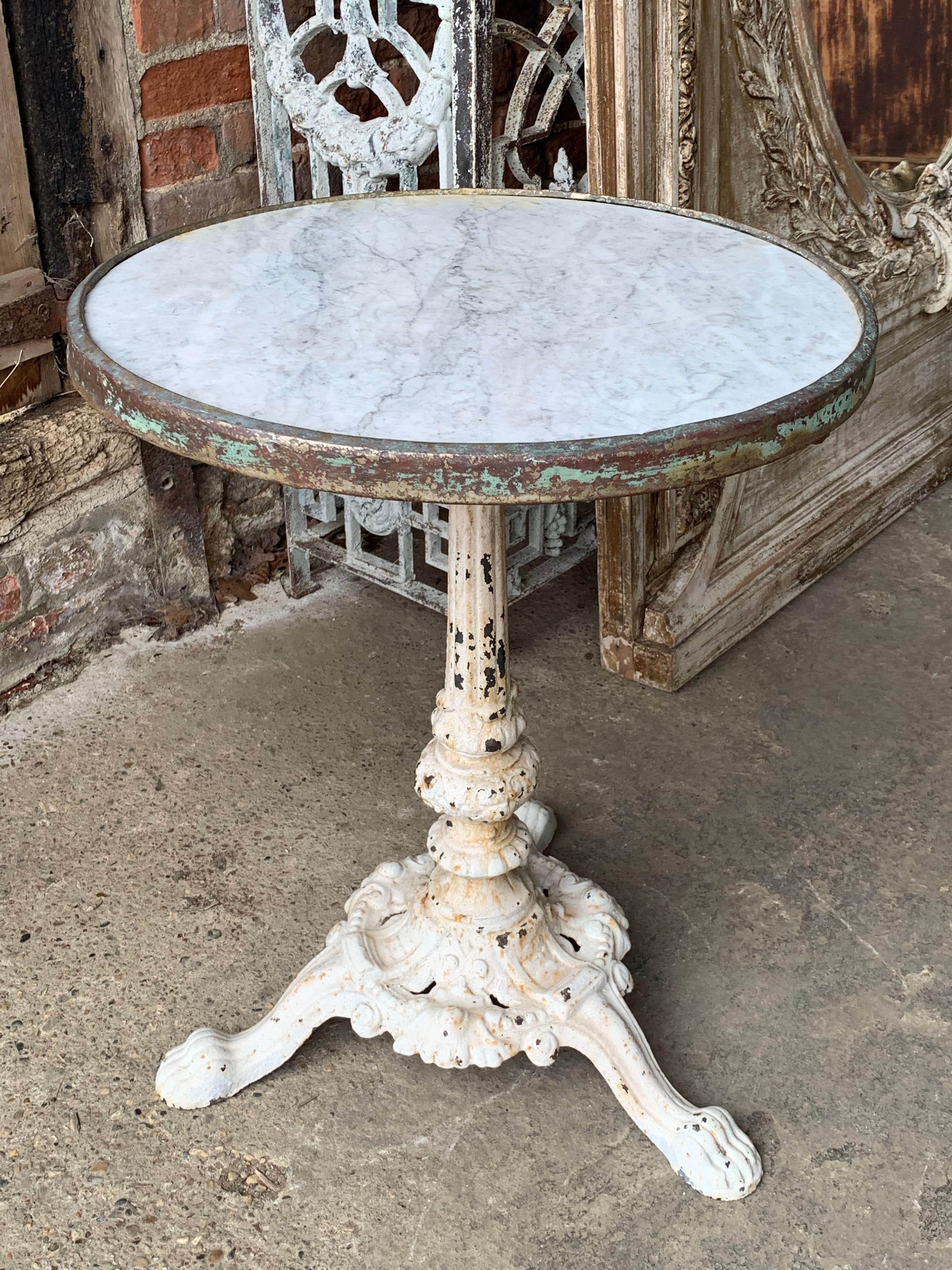 Un bellissimo tavolo da bistrot francese in ghisa dei primi del Novecento con il suo piano in marmo originale. La base in ferro ha un'incantevole vernice originale che conferisce un aspetto fantastico.

Contattaci direttamente per un preventivo di