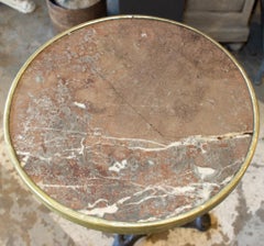 Antiker französischer Bistrotisch mit brauner Marmor- und Messingplatte auf Eisengestell