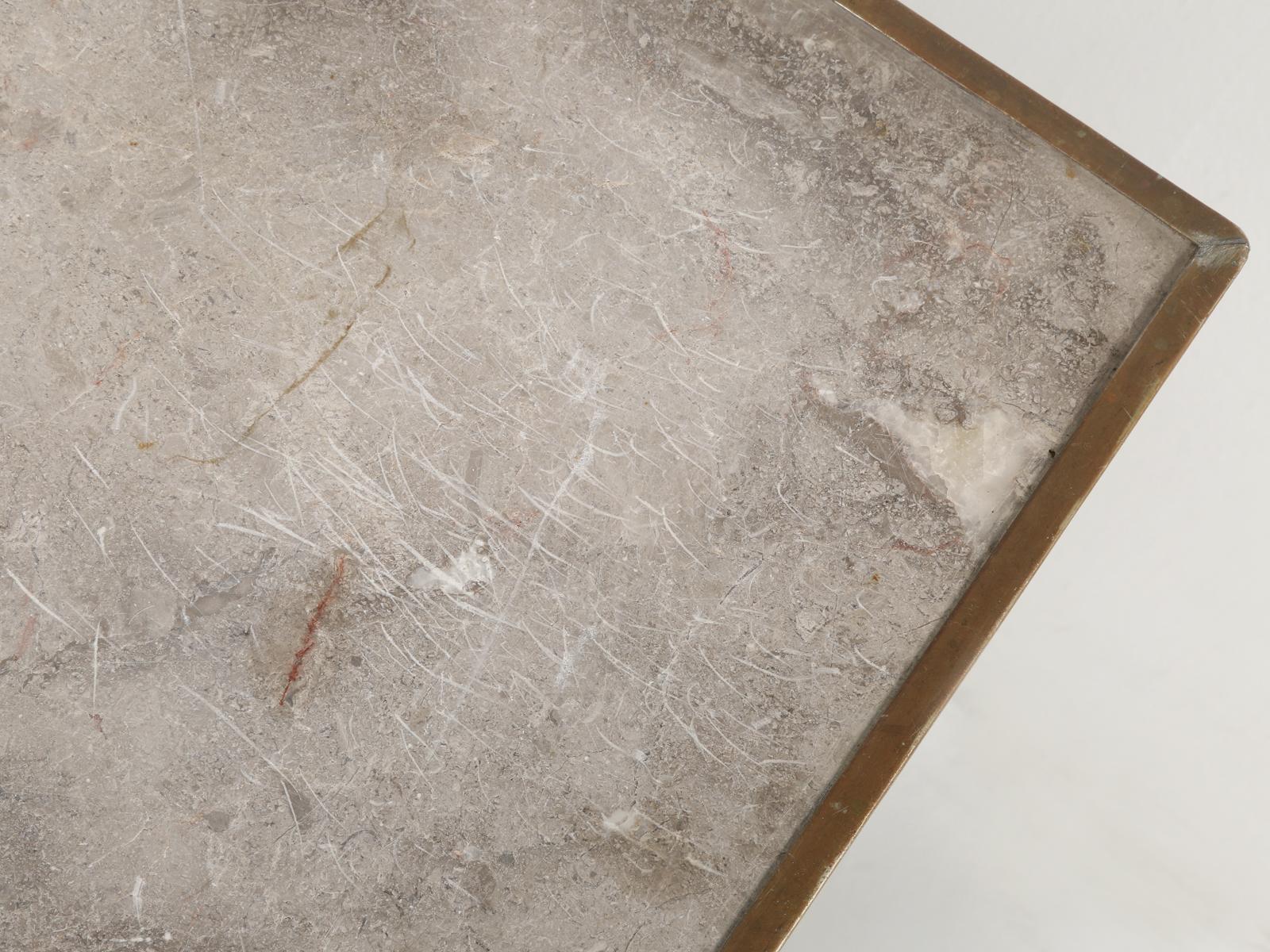 Antiker französischer Bistrotisch mit originaler Marmorplatte und großartiger Patina im Angebot 1
