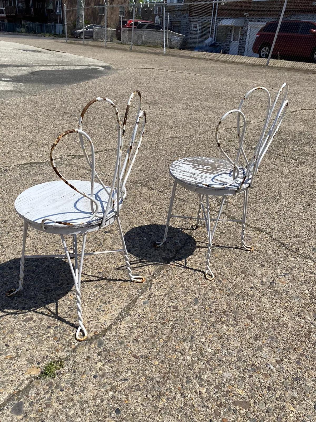 Paire de chaises de salon françaises anciennes en fer forgé torsadé couleur crème glacée en vente 3