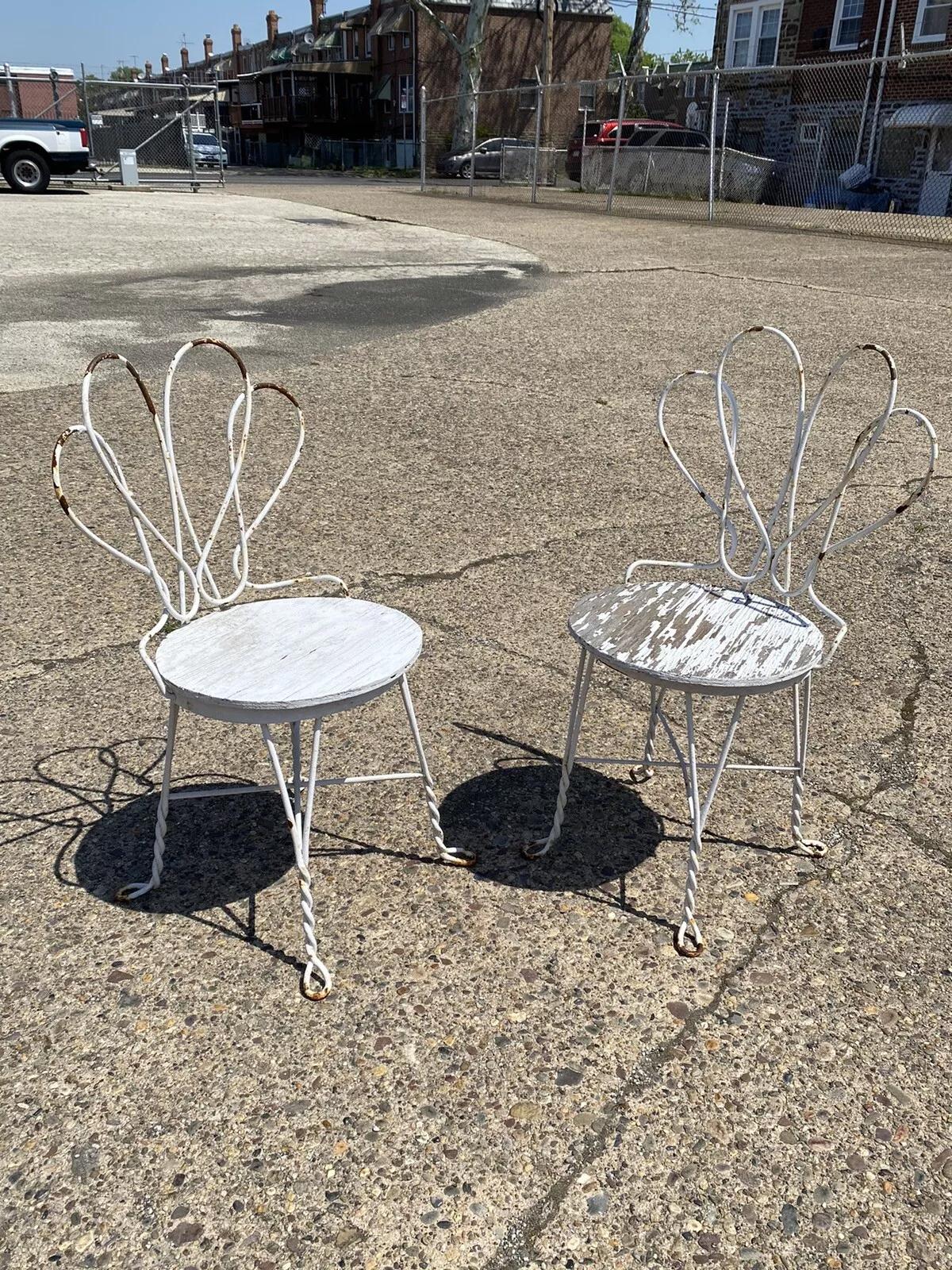 Paire de chaises de salon françaises anciennes en fer forgé torsadé couleur crème glacée en vente 4