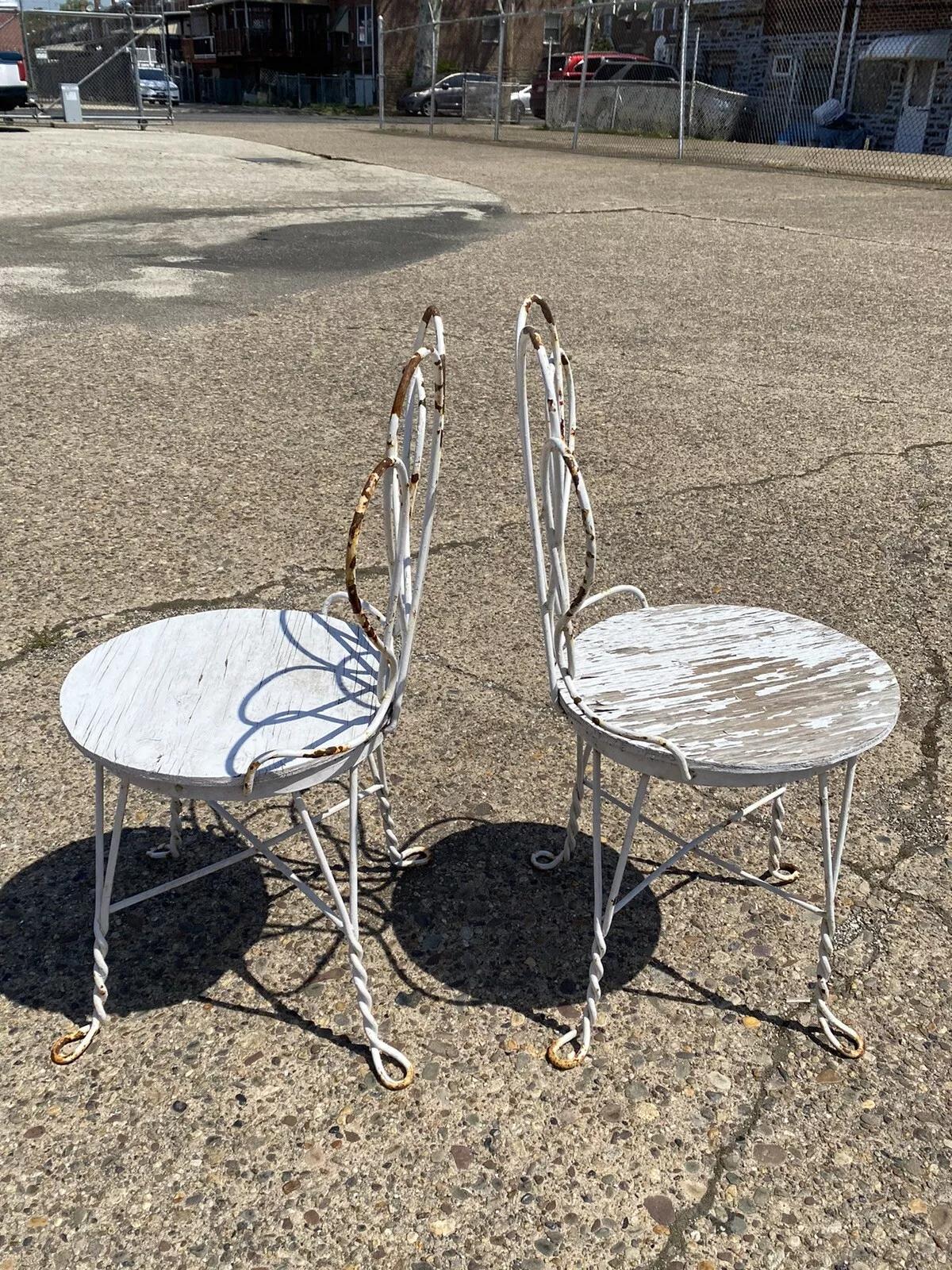 Paire de chaises de salon françaises anciennes en fer forgé torsadé couleur crème glacée en vente 5