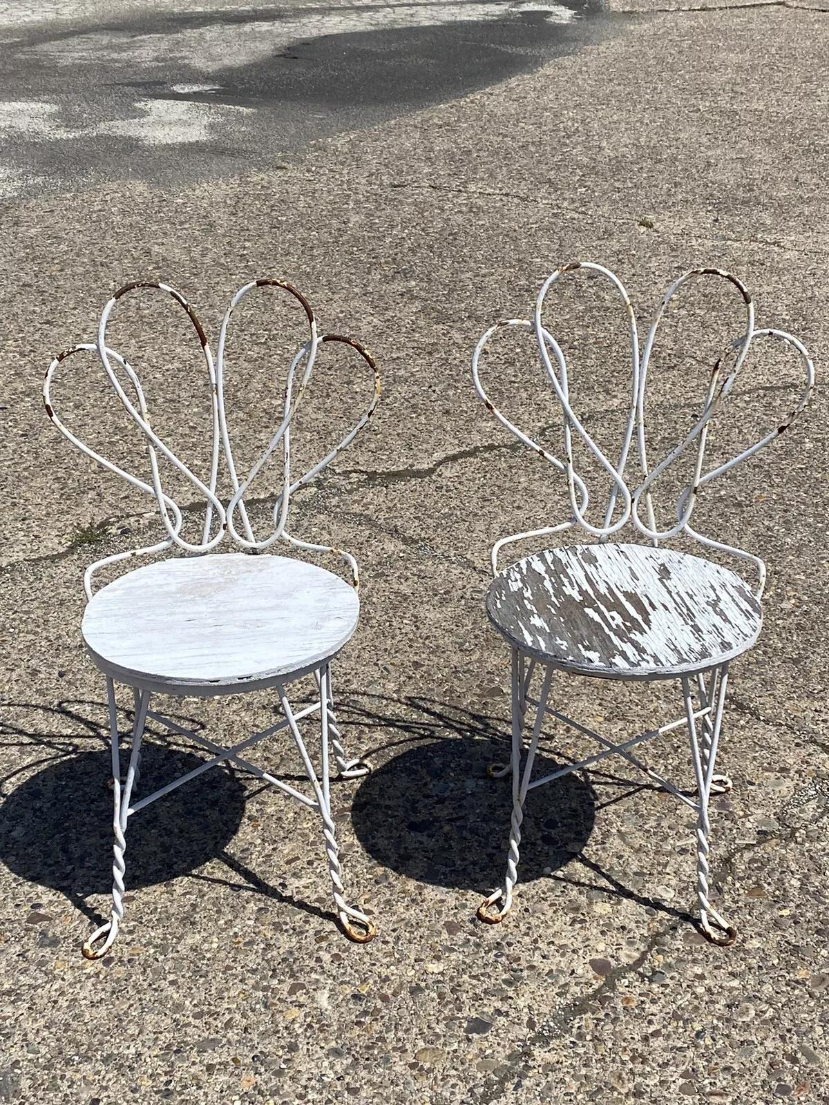 Anciennes chaises de bistro en fer forgé torsadé pour glacier -  une paire. Circa Early 20th Century. Dimensions : 32.5