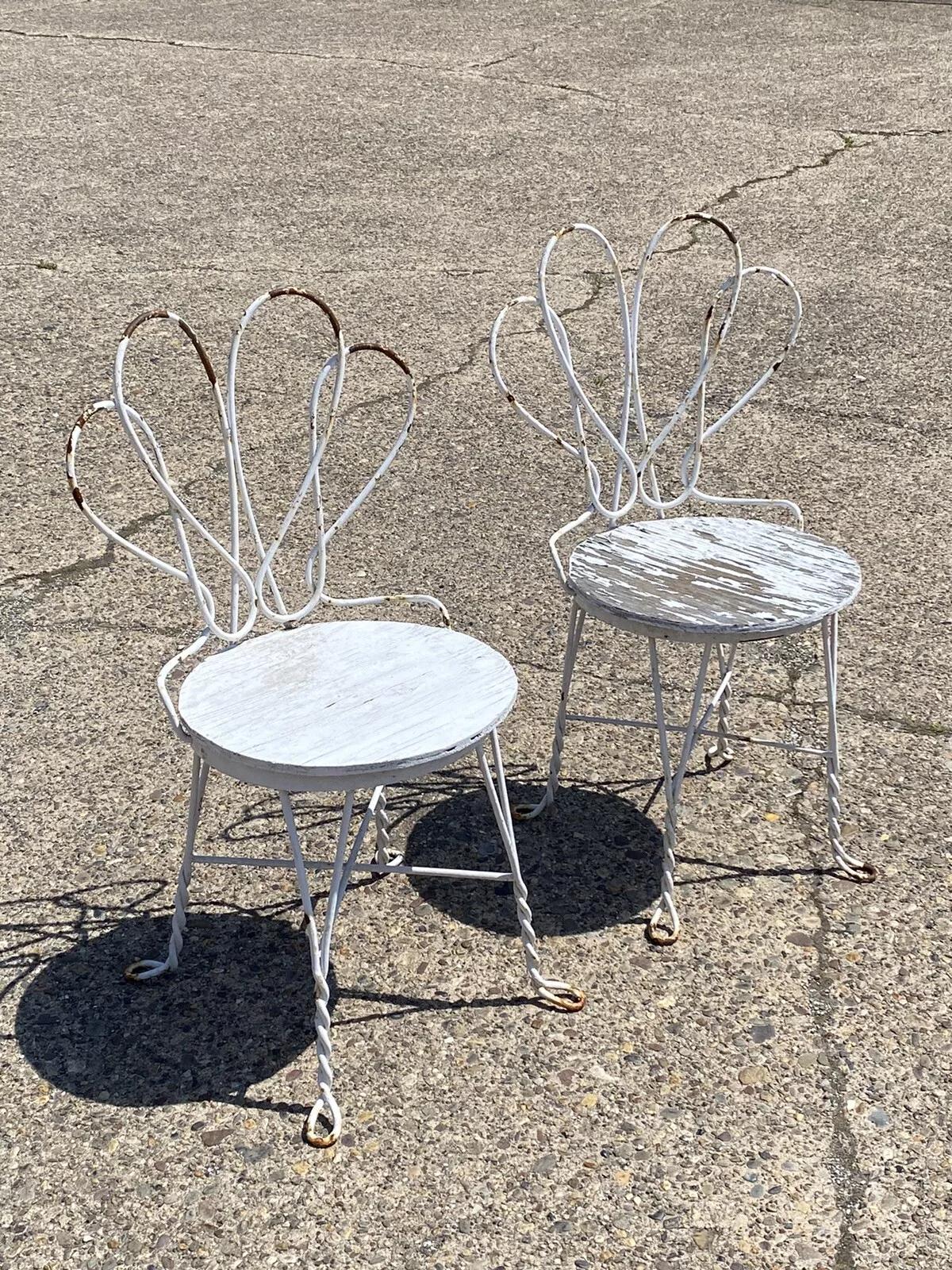 Art nouveau Paire de chaises de salon françaises anciennes en fer forgé torsadé couleur crème glacée en vente