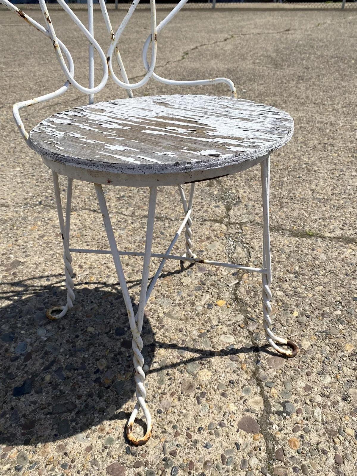 Paire de chaises de salon françaises anciennes en fer forgé torsadé couleur crème glacée en vente 1