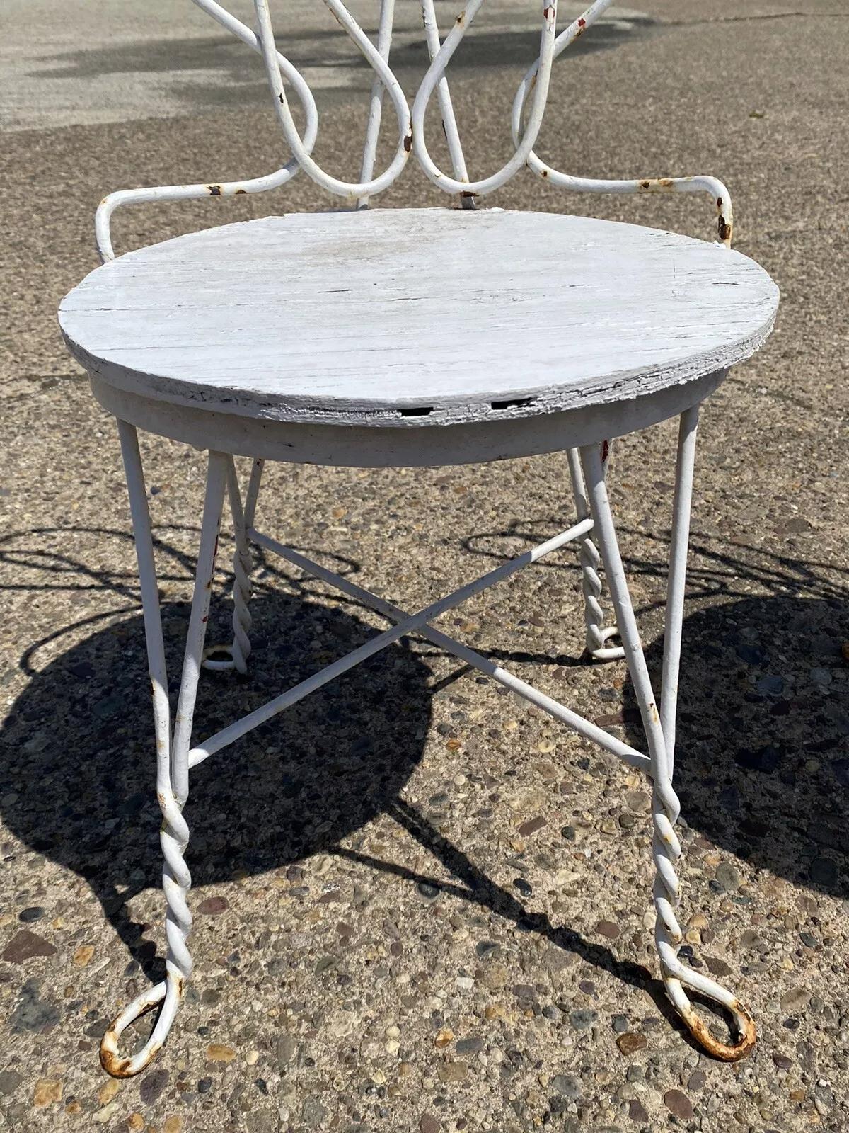 Paire de chaises de salon françaises anciennes en fer forgé torsadé couleur crème glacée en vente 2
