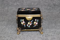 Boîte à bijoux ancienne en bronze et cristal taillé noir avec décorations en émail