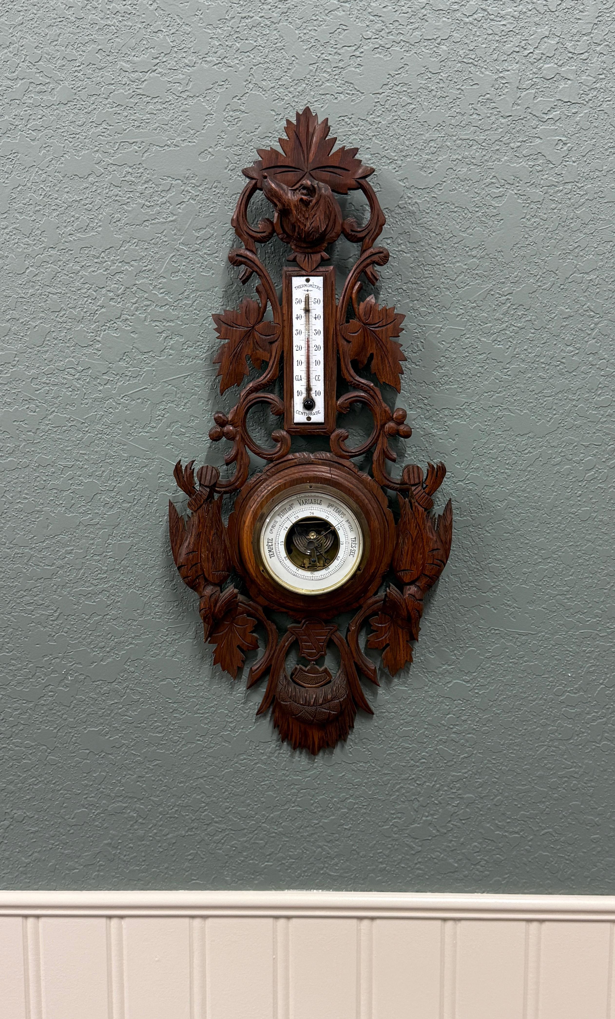 Muy bonito Barómetro Antiguo French Oak BLACK FOREST Termómetro 


Lebrel y pájaros bellamente tallados~~Artesanía sobresaliente de la época

Los muebles y piezas decorativas de la Selva Negra fueron muy populares en la Francia de finales del siglo