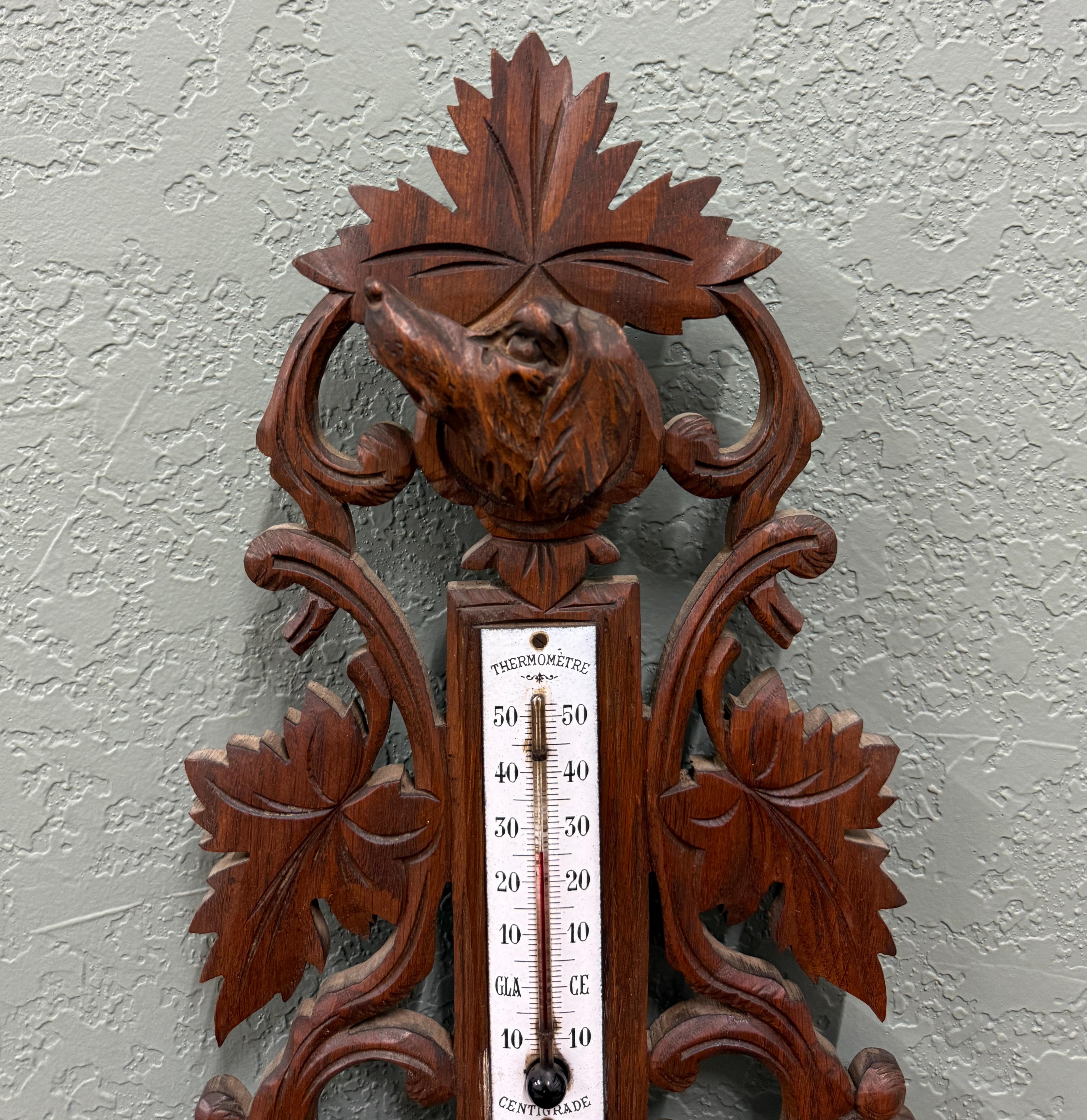 Antique French Black Forest Barómetro Termómetro Perros sabuesos Pájaros Roble tallado Tallado en venta