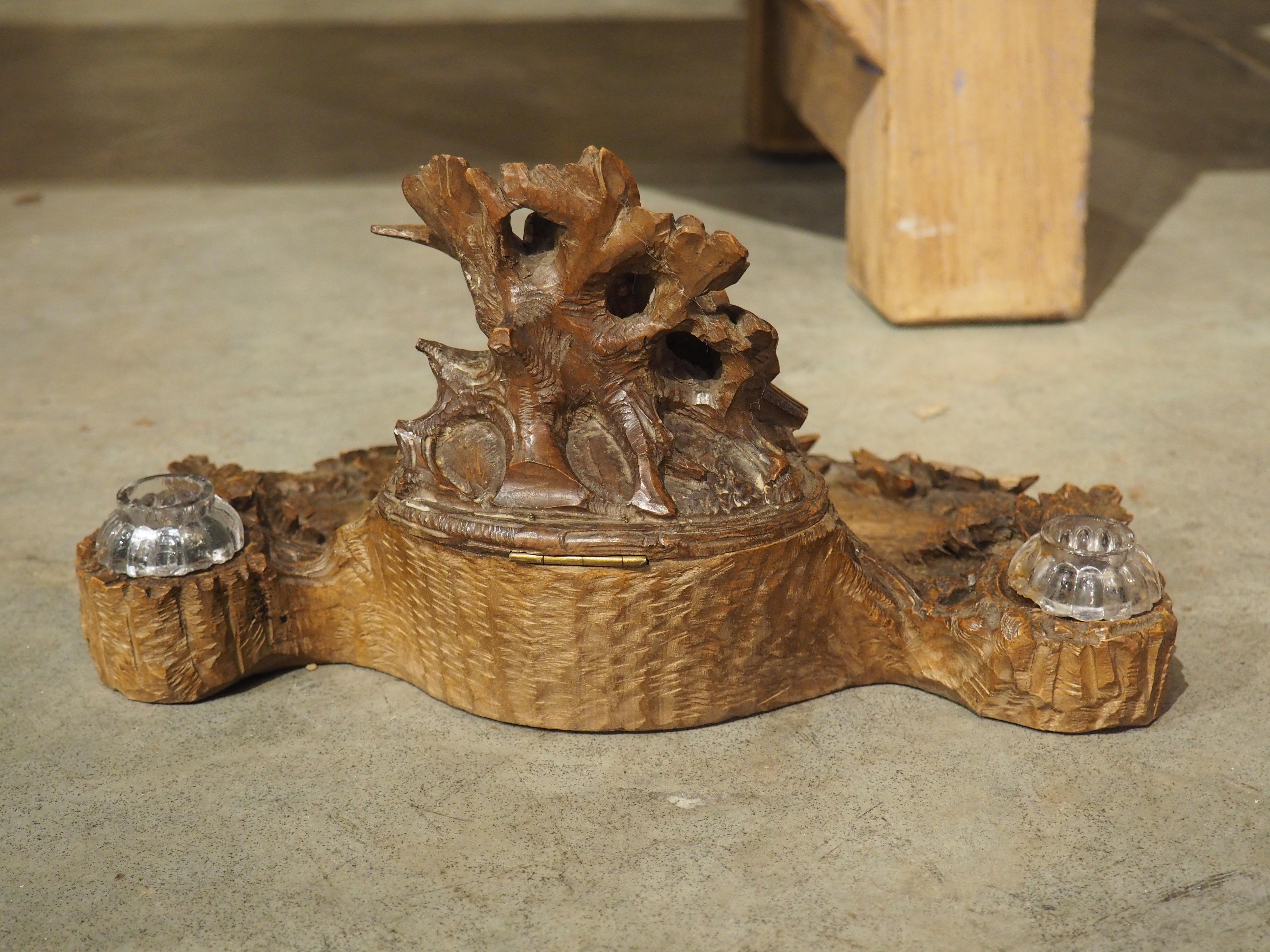 Antique French Black Forest Carved Inkwell with Oak Leaves and Birds, Circa 1890 For Sale 5