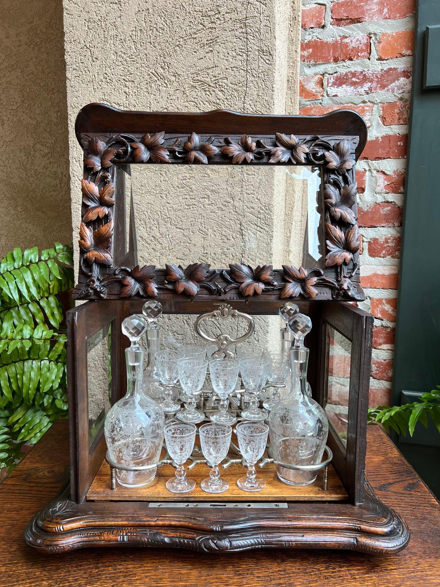 Antique French Black Forest Tantalus Liquor Box Glass Decanter Cavé à Liqueur In Excellent Condition For Sale In Shreveport, LA