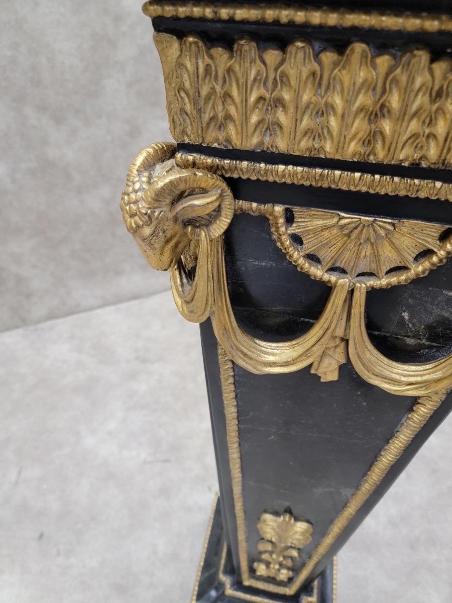 Marbre noir français ancien avec piédestal doré

Votre salon traditionnel aura fière allure avec ce piédestal français, où vous pourrez exposer vos objets précieux. 



