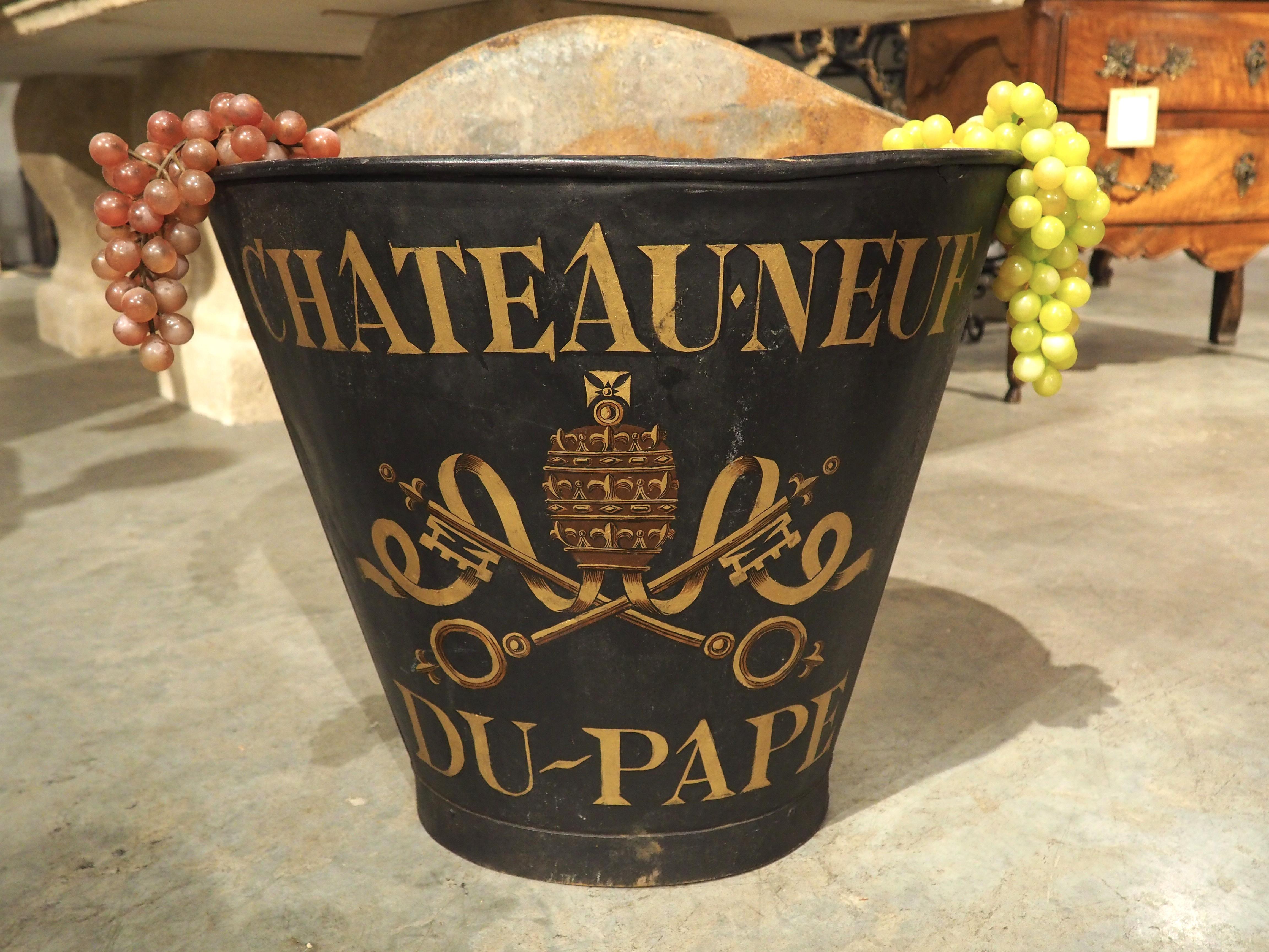 Antiquité française peinte en noir Hotte de vigne Châteauneuf-du-Pape, C.I.C. 1900 1