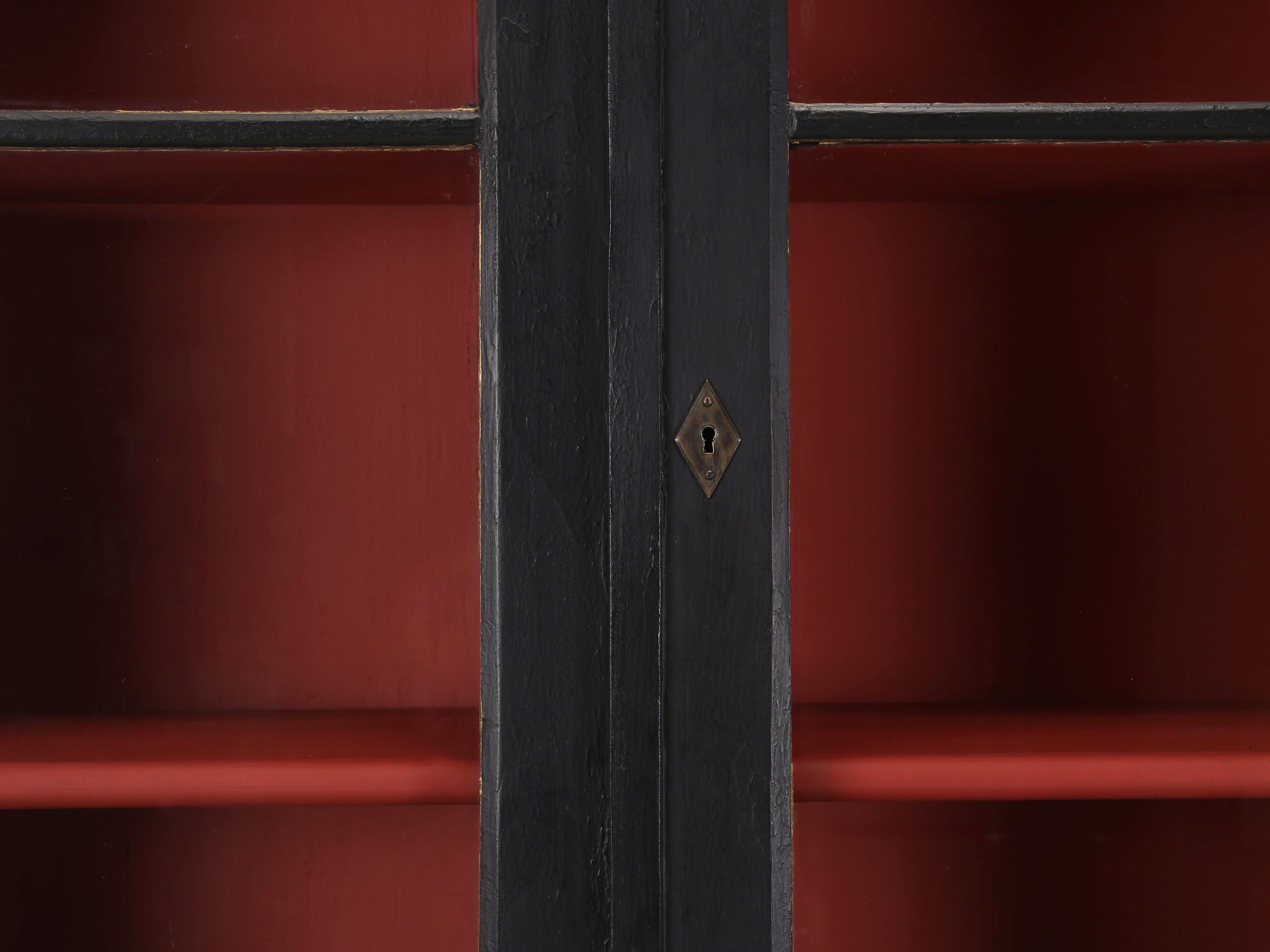 Antique French BlackLouis XVI Bookcase or China Cabinet c1800's Nicely Restored en Bueno estado para la venta en Chicago, IL