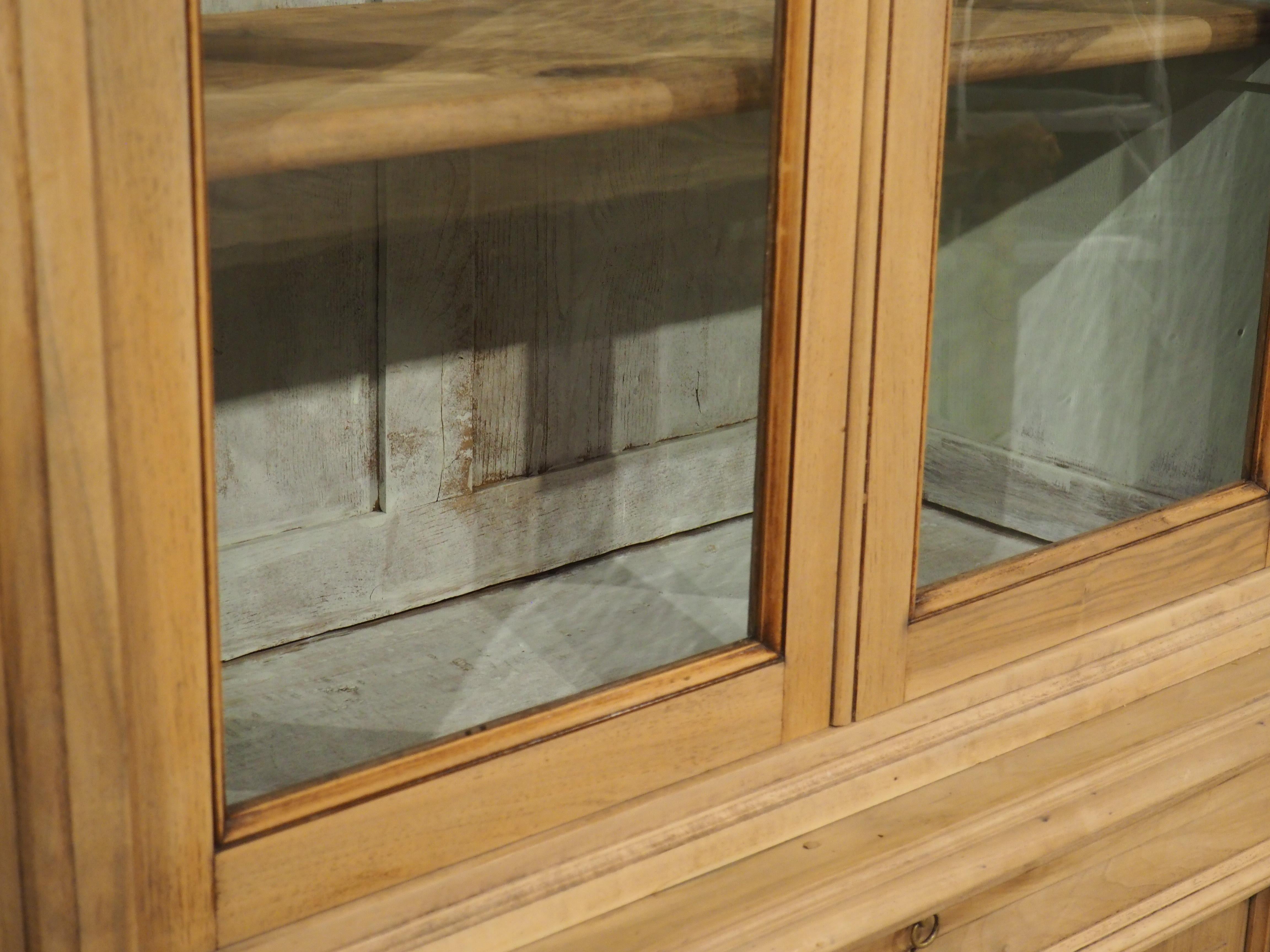 Bibliotheque ancienne française en noyer blanchi avec intérieur peint, vers 1900 en vente 2