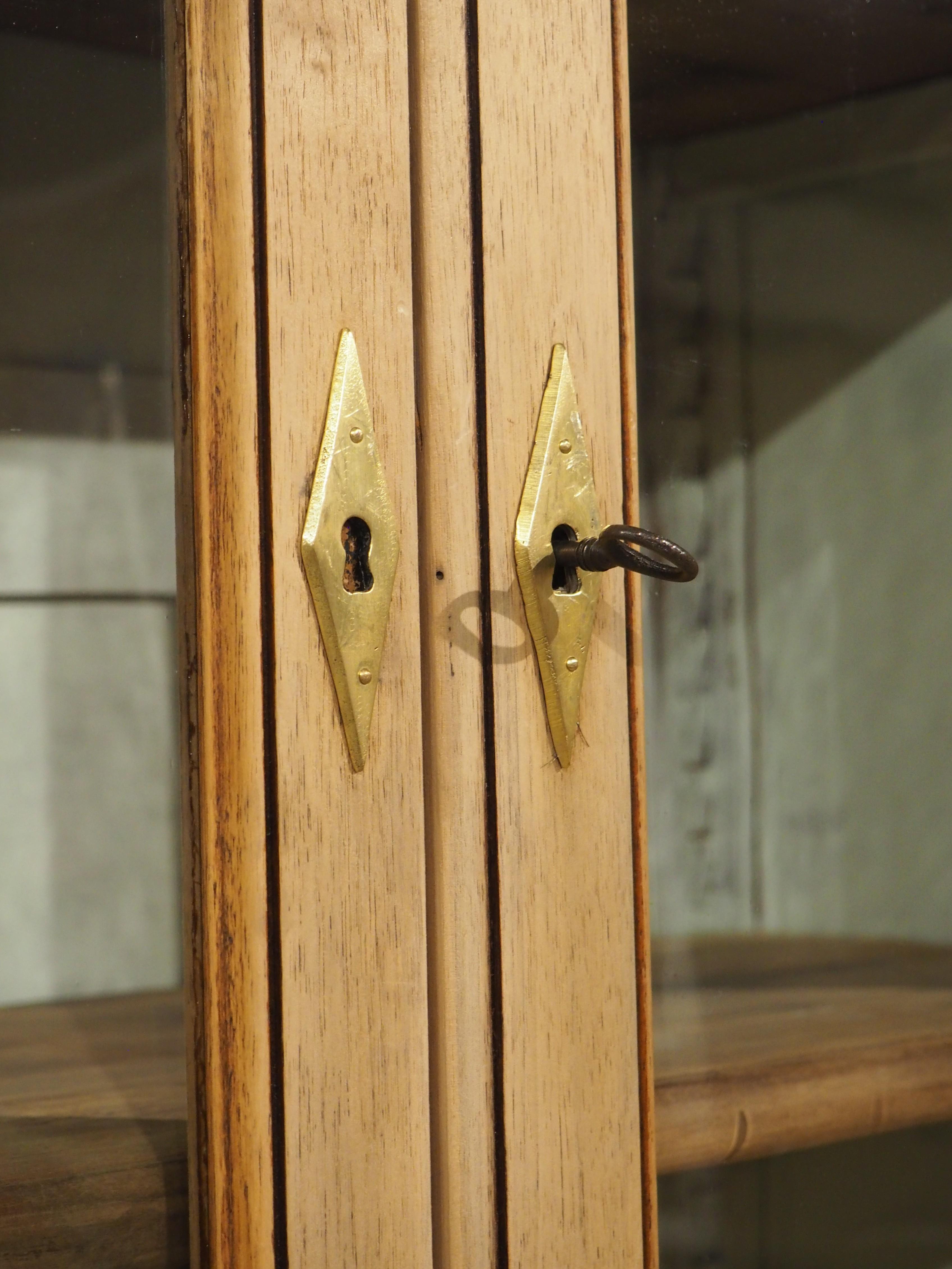 Bibliotheque ancienne française en noyer blanchi avec intérieur peint, vers 1900 en vente 3