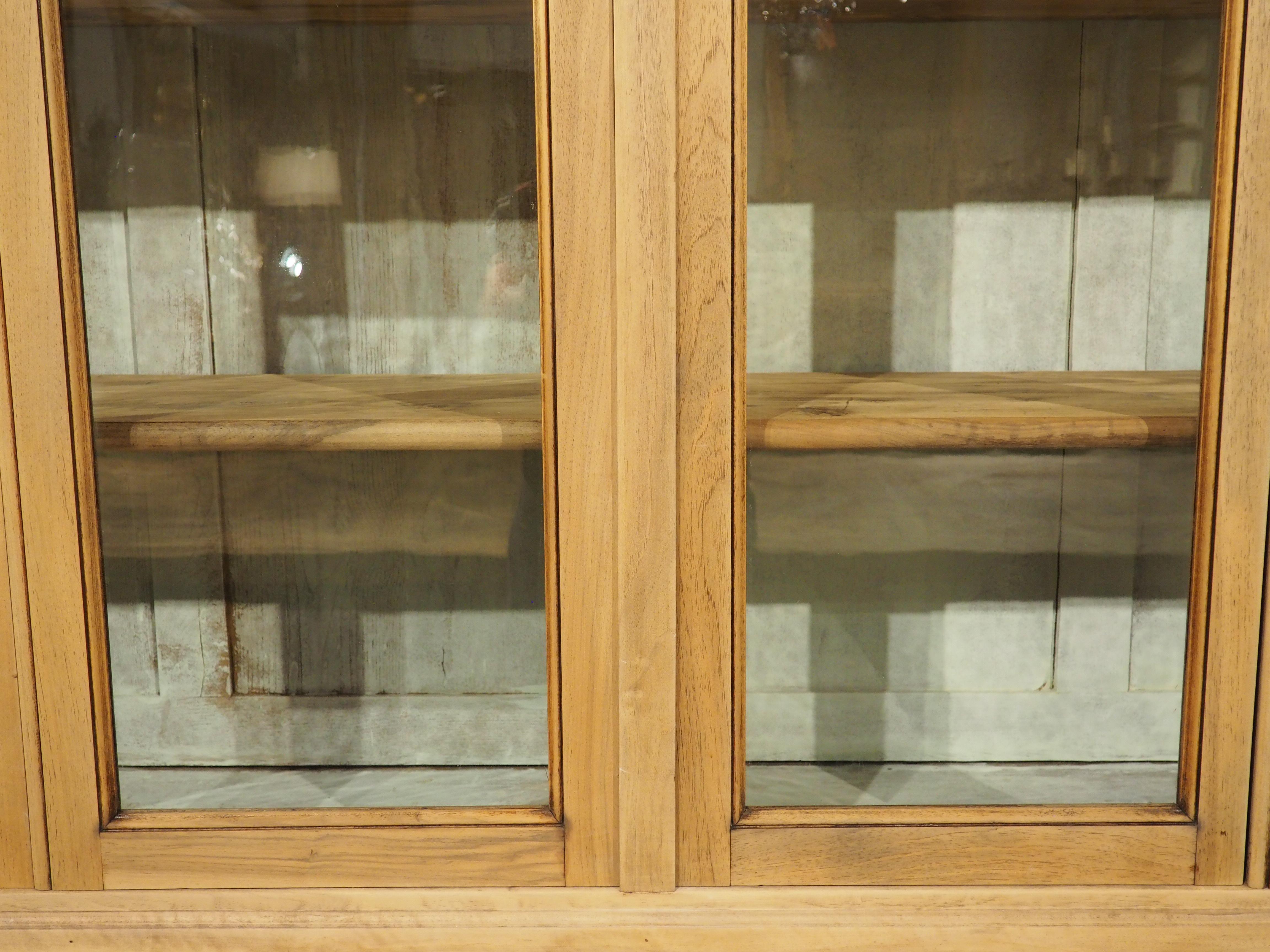 Bibliotheque ancienne française en noyer blanchi avec intérieur peint, vers 1900 en vente 4