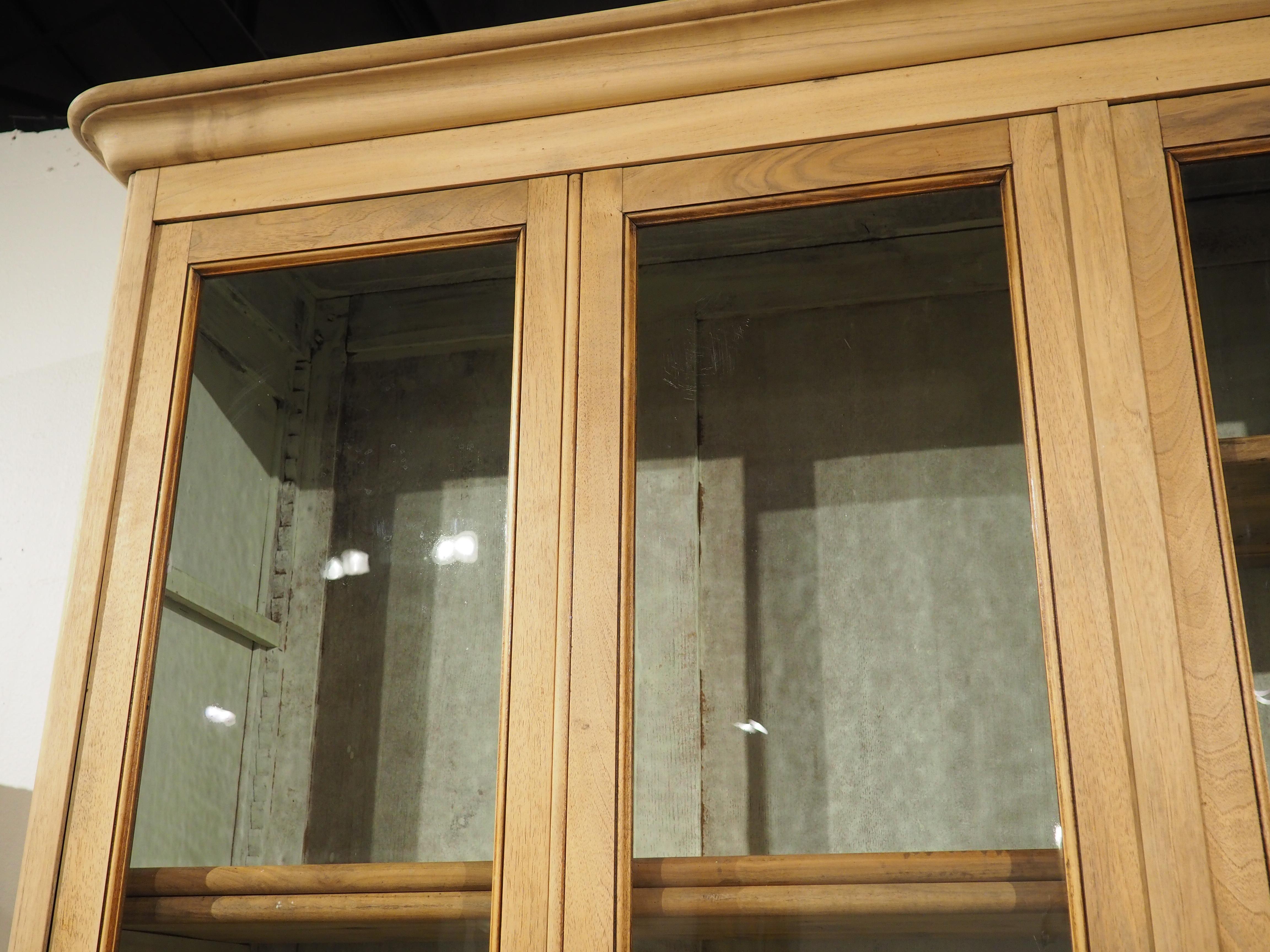 Bibliotheque ancienne française en noyer blanchi avec intérieur peint, vers 1900 en vente 5