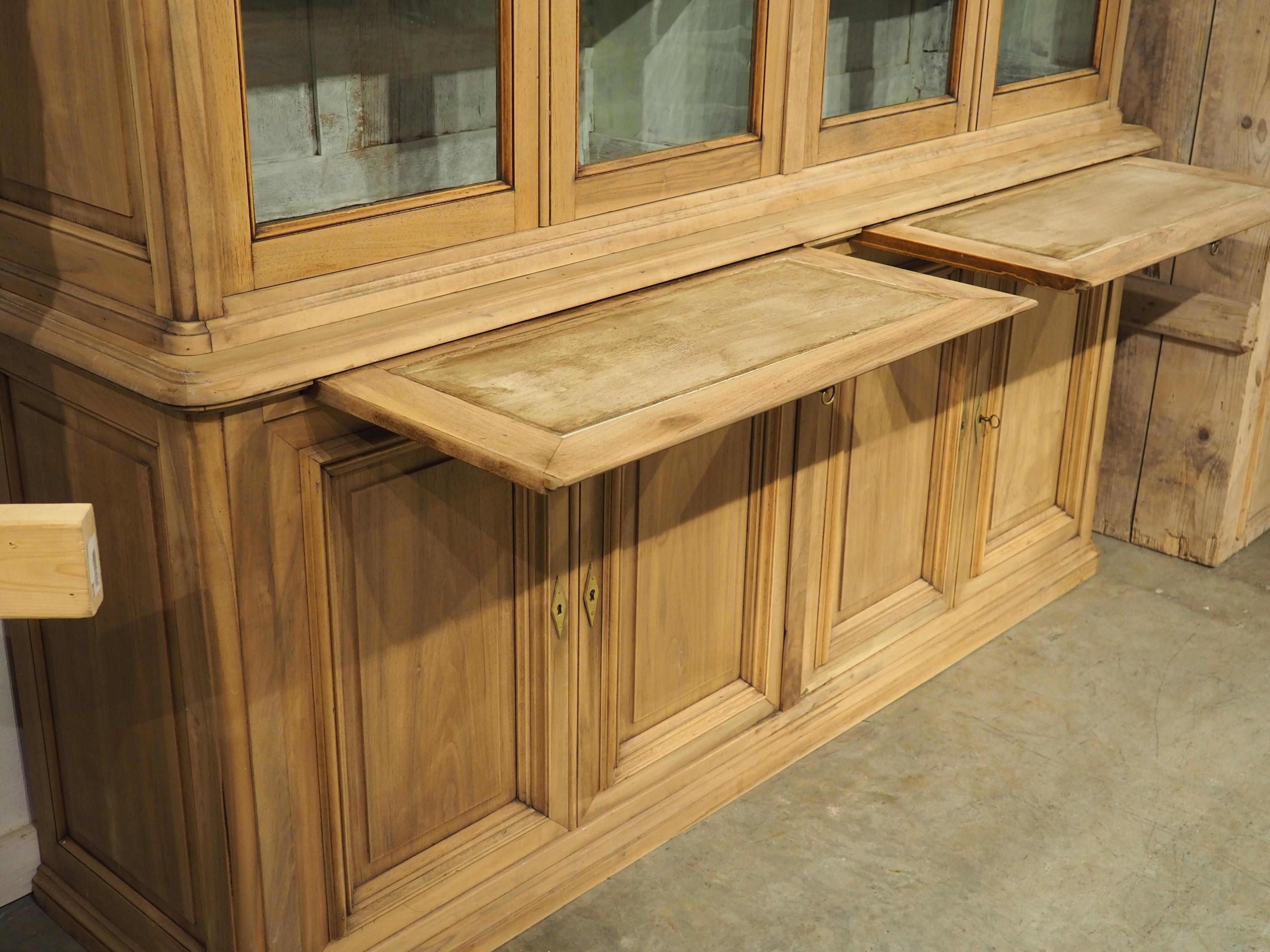 Bibliotheque ancienne française en noyer blanchi avec intérieur peint, vers 1900 en vente 6