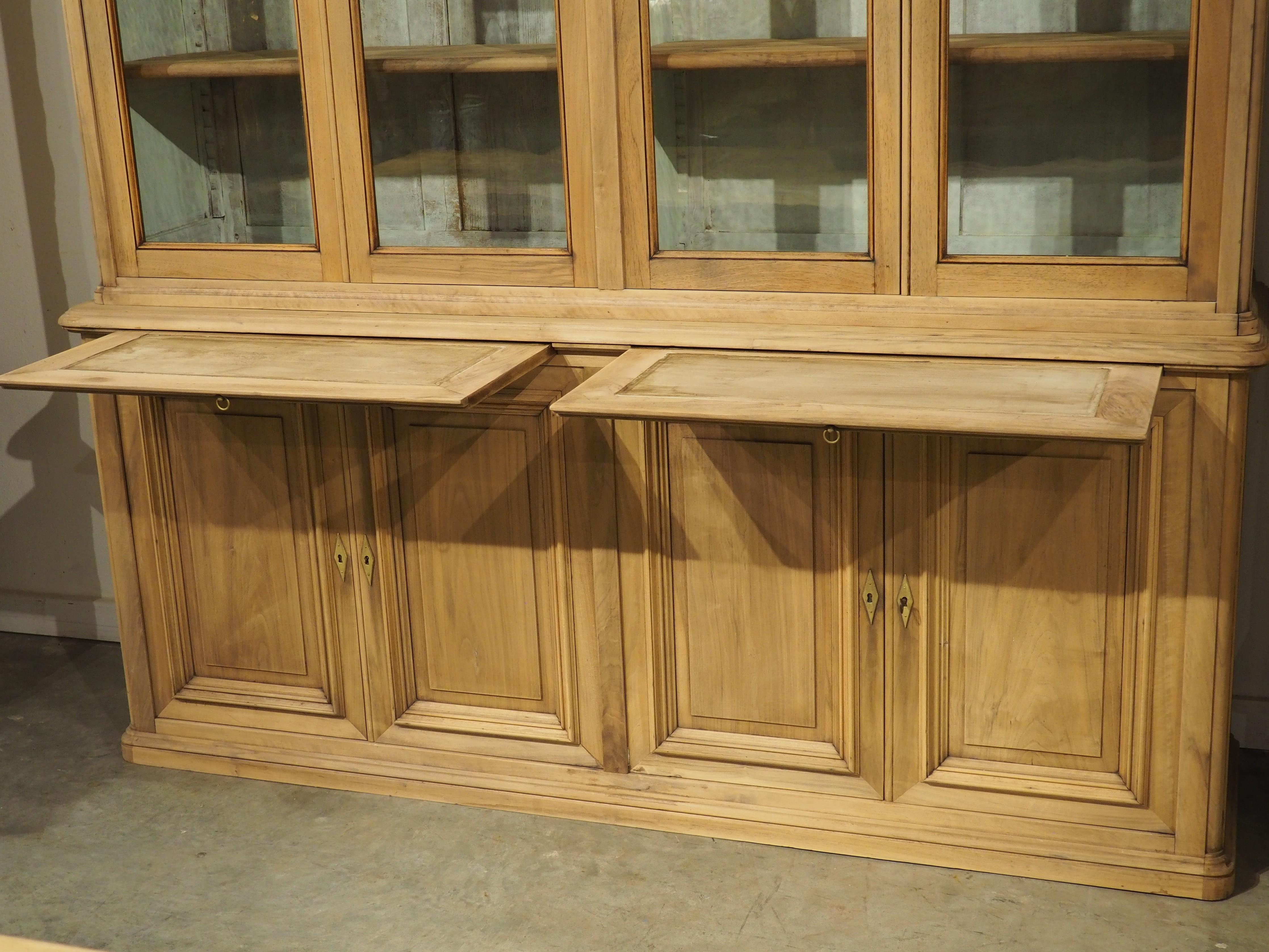 Bibliotheque ancienne française en noyer blanchi avec intérieur peint, vers 1900 en vente 7