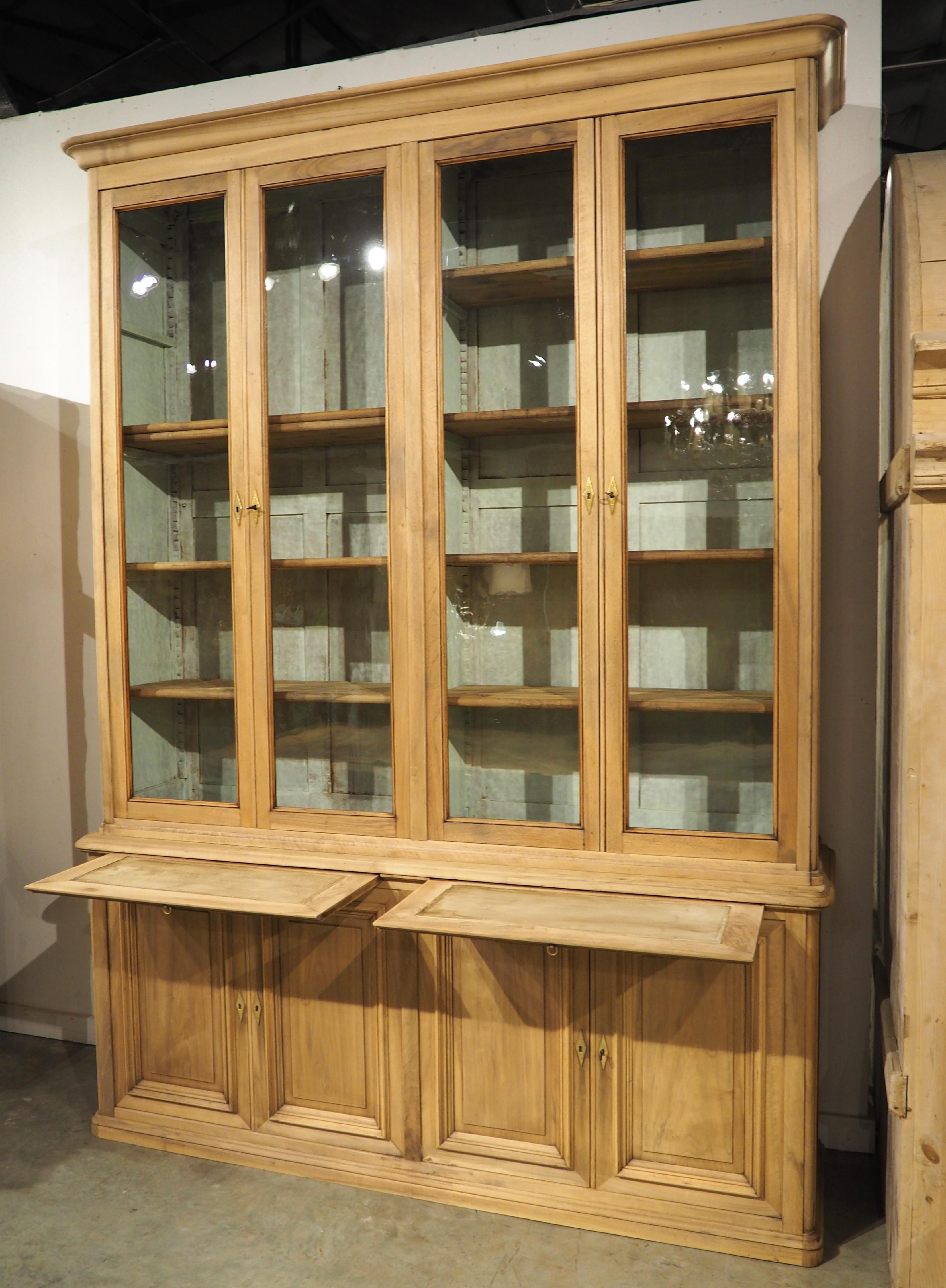 Bibliotheque ancienne française en noyer blanchi avec intérieur peint, vers 1900 en vente 8