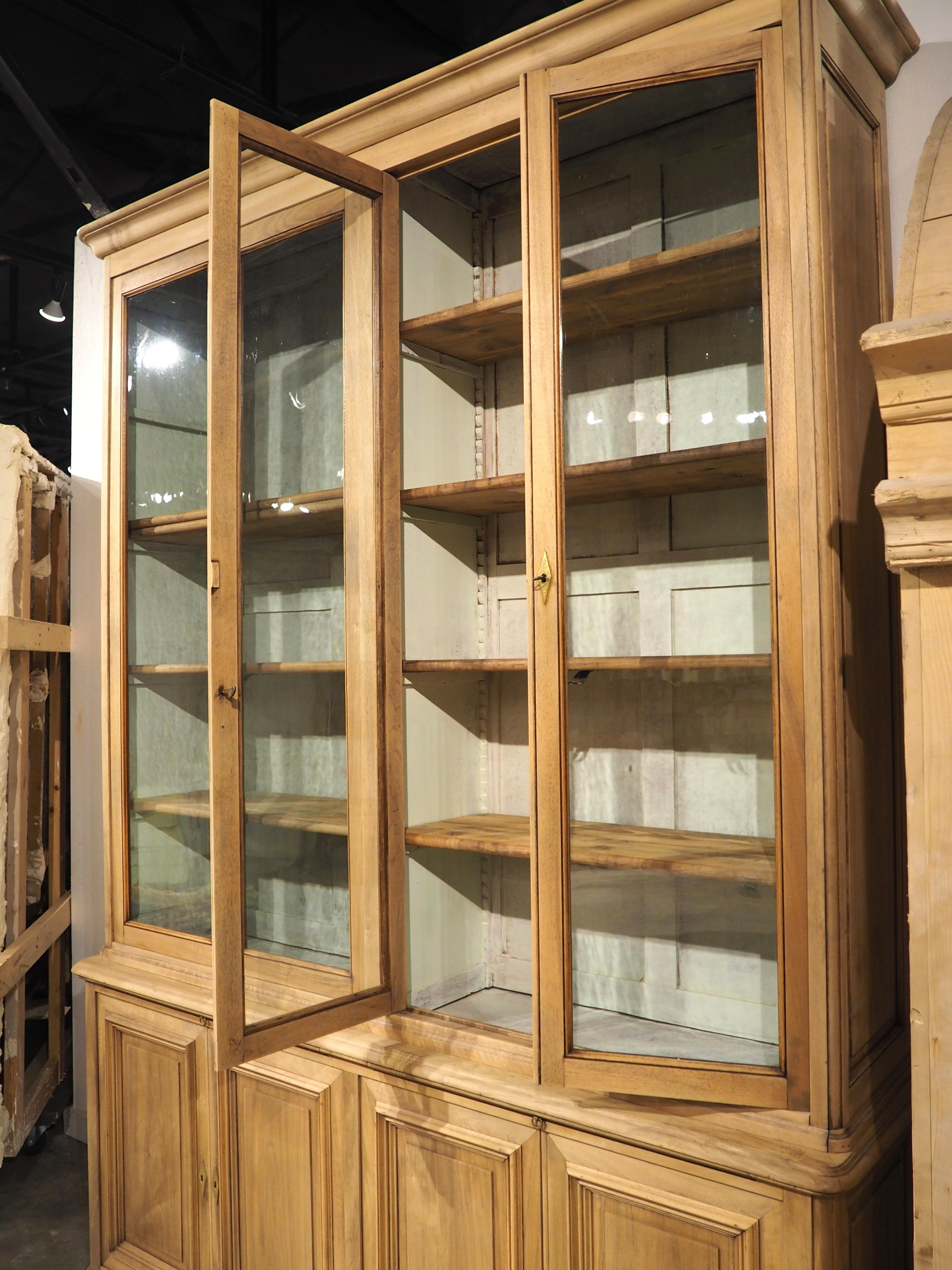 Bibliotheque ancienne française en noyer blanchi avec intérieur peint, vers 1900 en vente 9