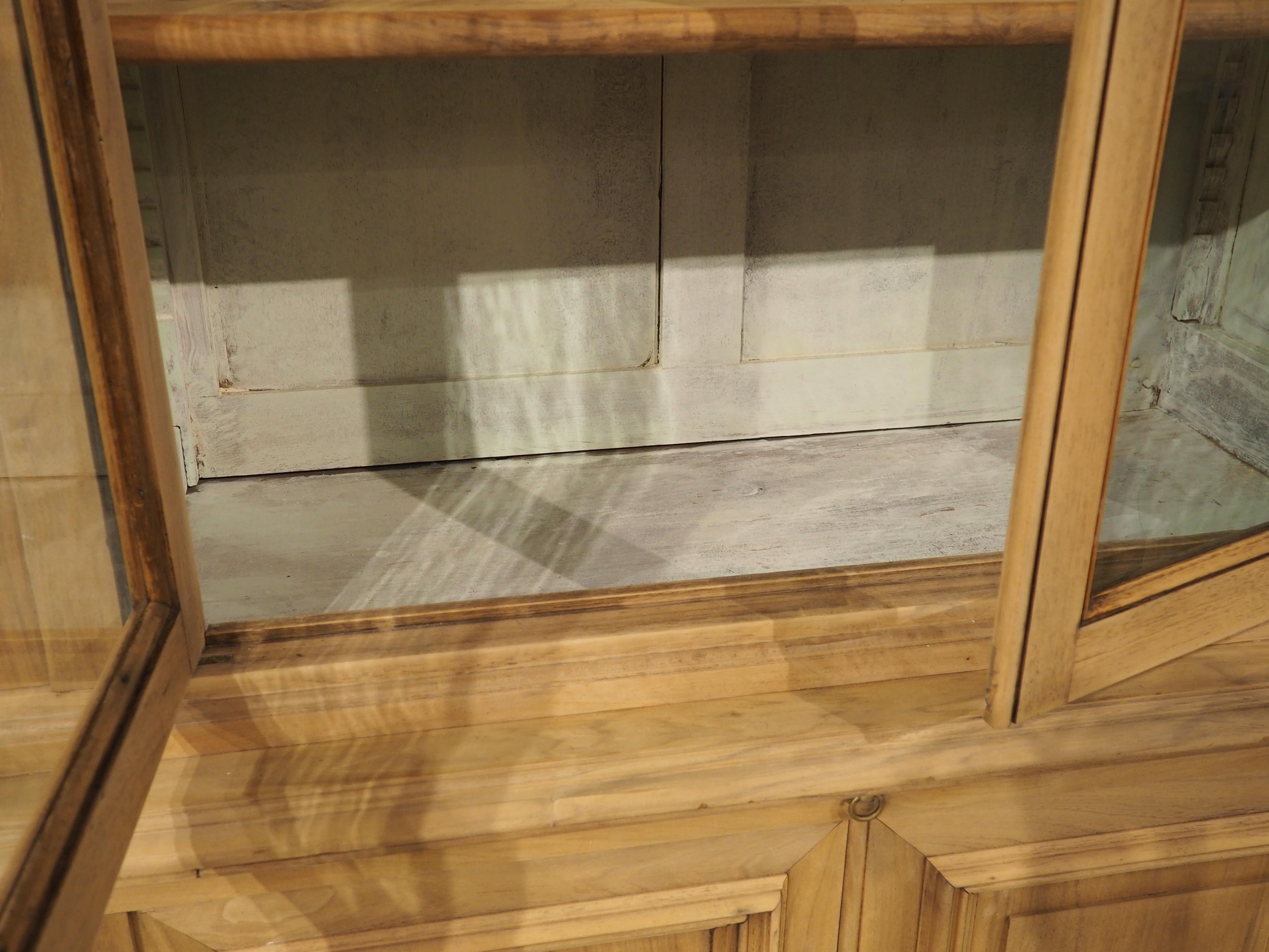 Bibliotheque ancienne française en noyer blanchi avec intérieur peint, vers 1900 en vente 10