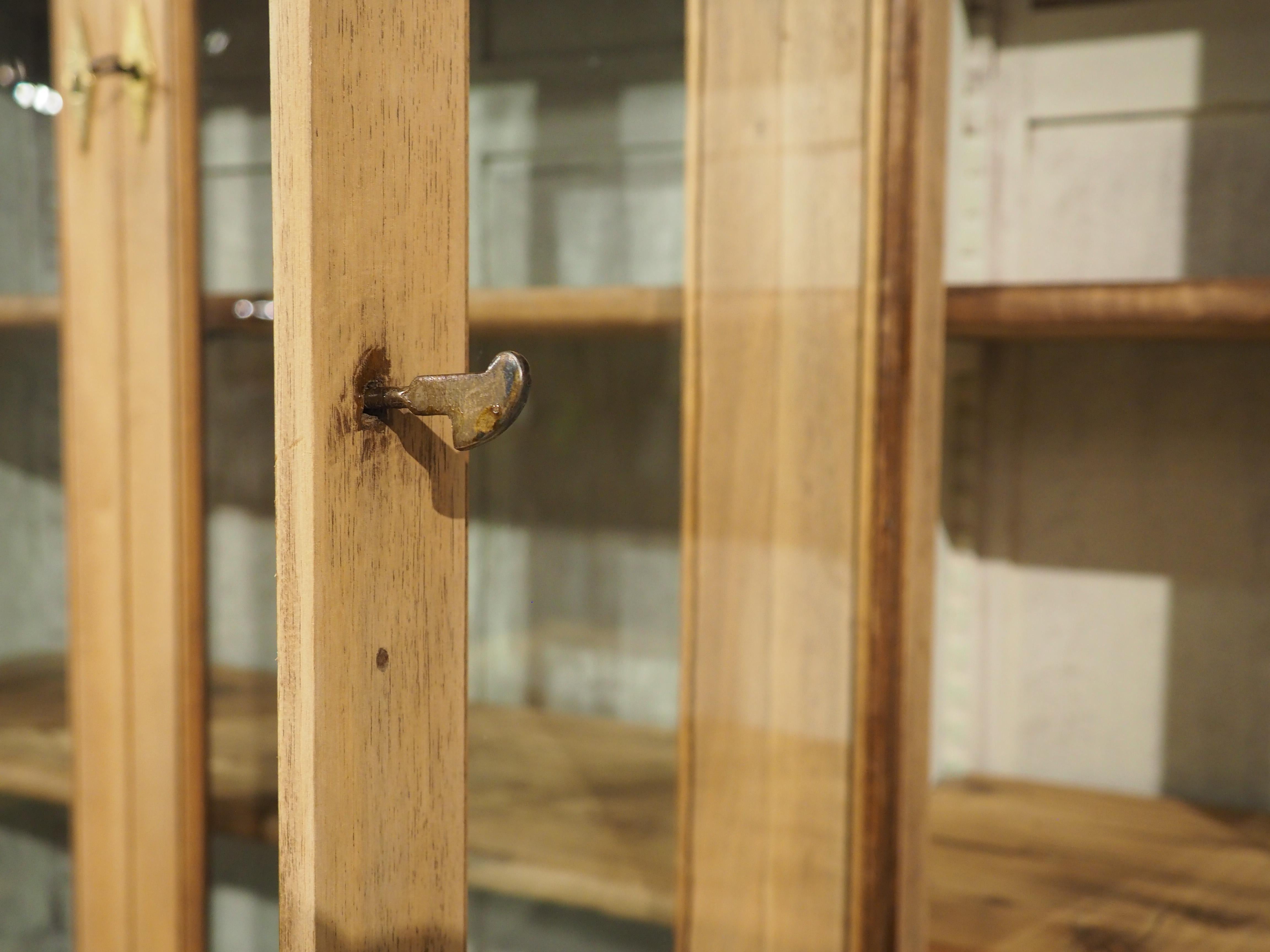 Bibliotheque ancienne française en noyer blanchi avec intérieur peint, vers 1900 en vente 11