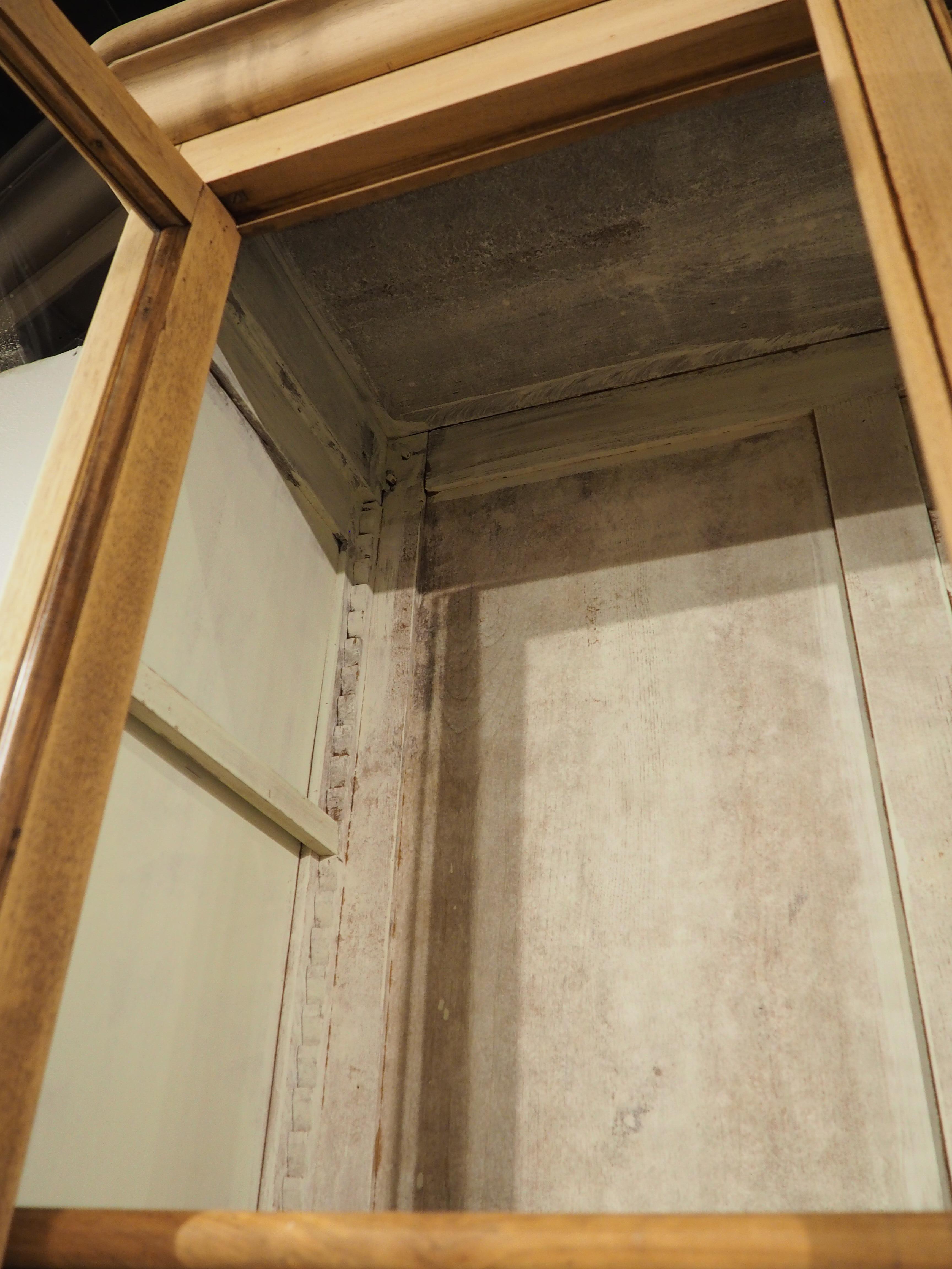 Plus d'informations bientôt...

Sculptée à la main vers 1900 dans le style de Louis Philippe, cette bibliotheque française en noyer blanchi présente un intérieur bleu-vert très agréable, tant dans la partie supérieure que dans la partie inférieure. 