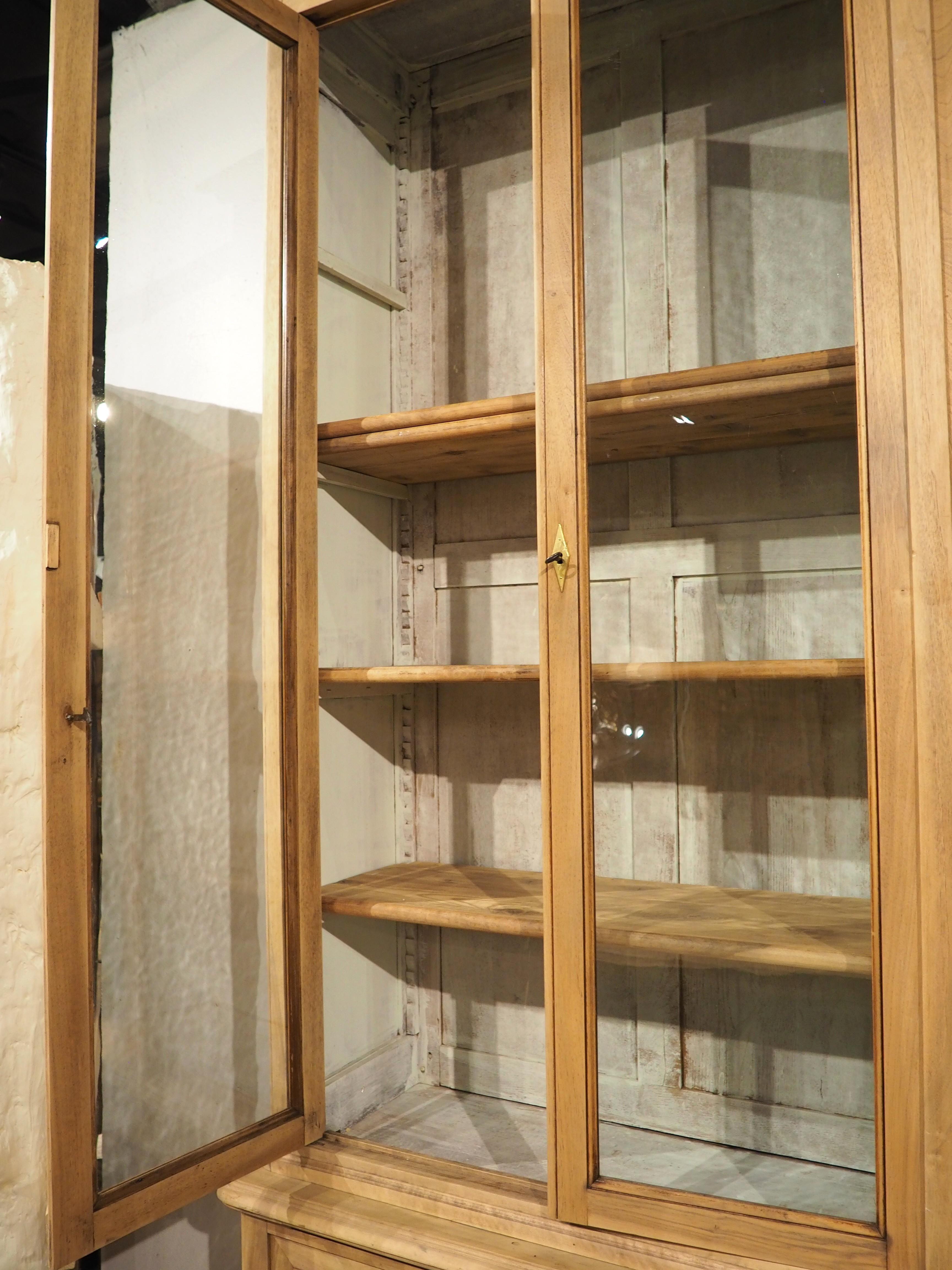 Bibliotheque ancienne française en noyer blanchi avec intérieur peint, vers 1900 en vente 12