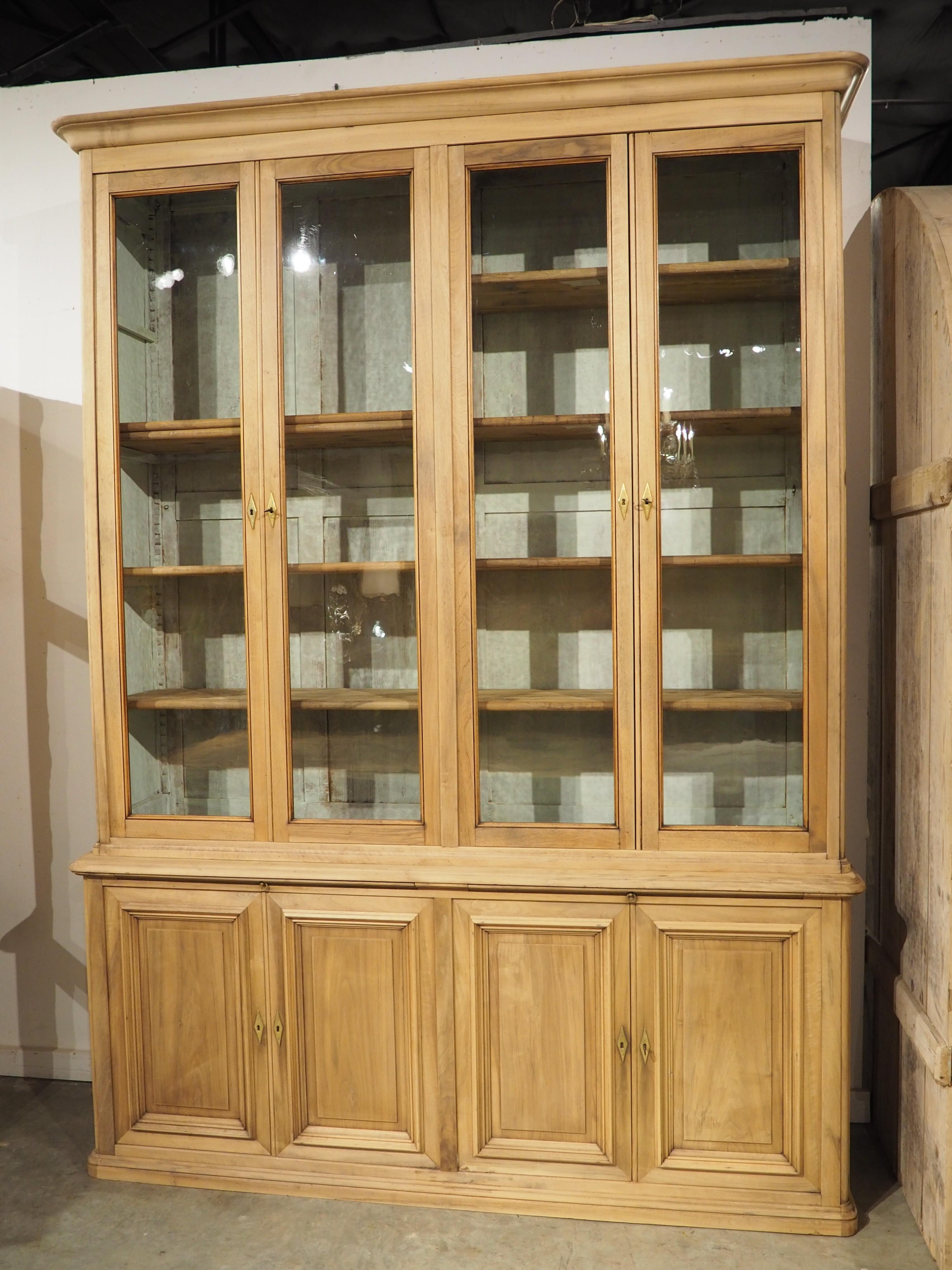 Louis-Philippe Bibliotheque ancienne française en noyer blanchi avec intérieur peint, vers 1900 en vente