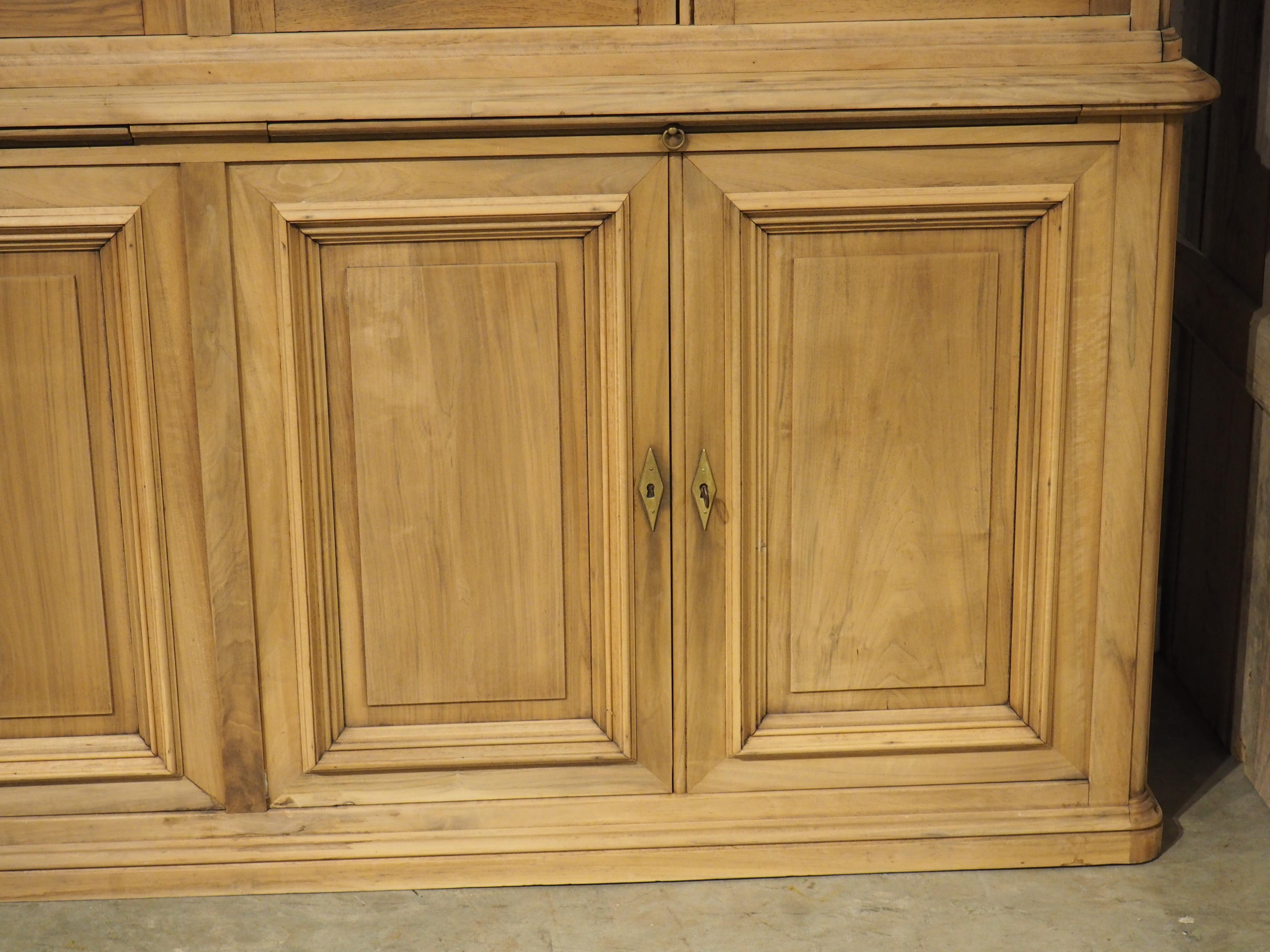 Français Bibliotheque ancienne française en noyer blanchi avec intérieur peint, vers 1900 en vente