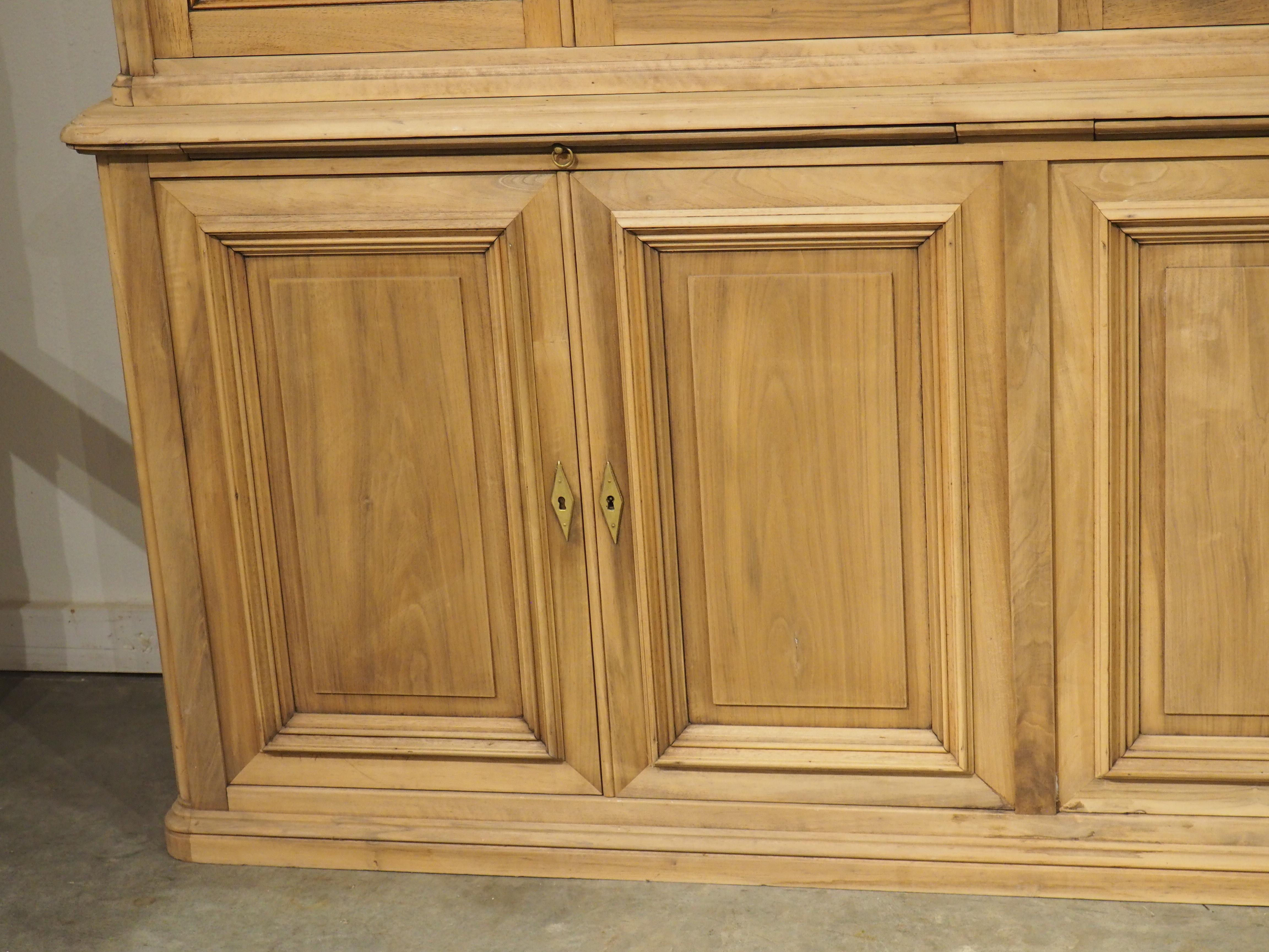 Blanchi Bibliotheque ancienne française en noyer blanchi avec intérieur peint, vers 1900 en vente