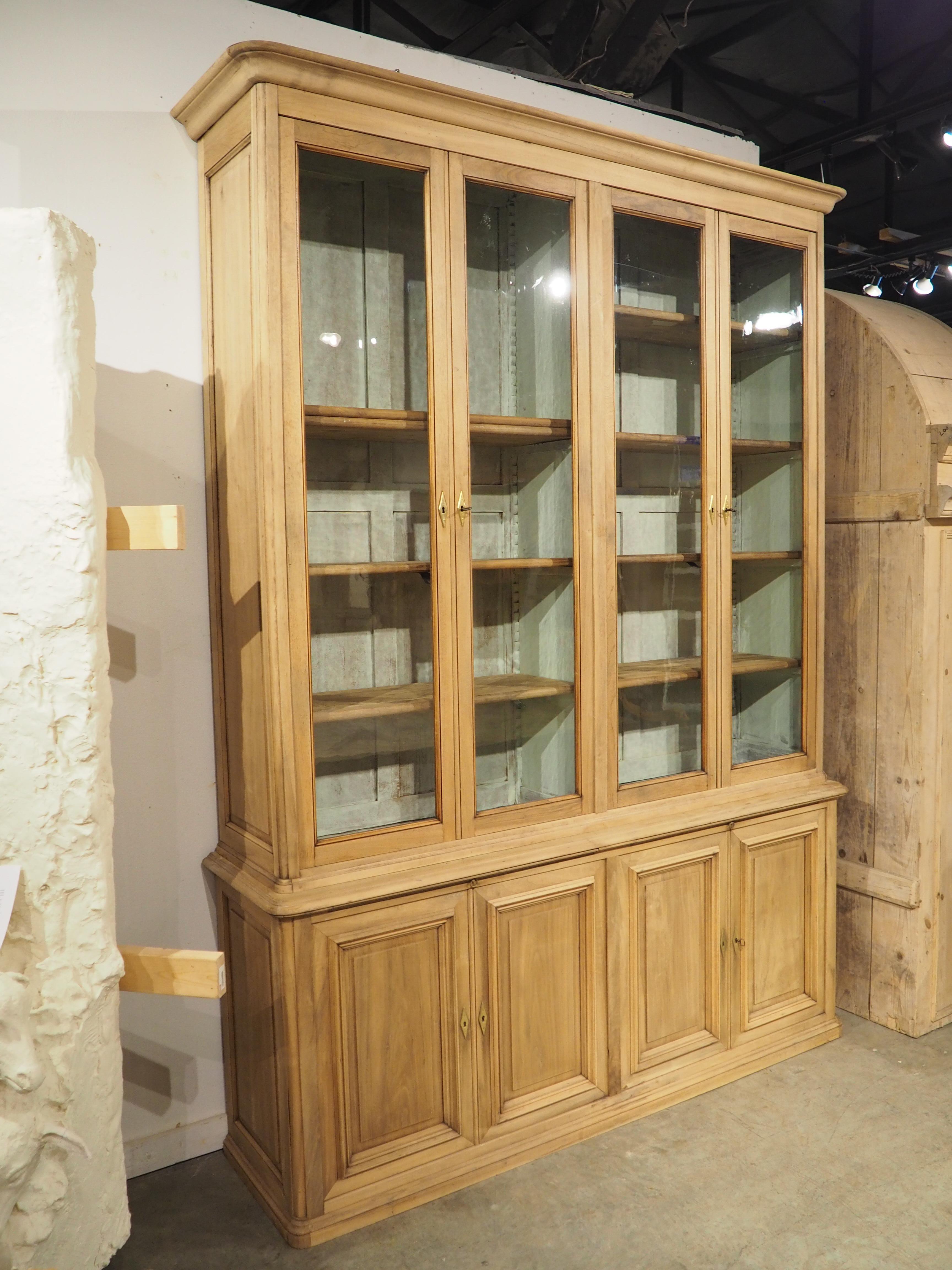 Bibliotheque ancienne française en noyer blanchi avec intérieur peint, vers 1900 Bon état - En vente à Dallas, TX