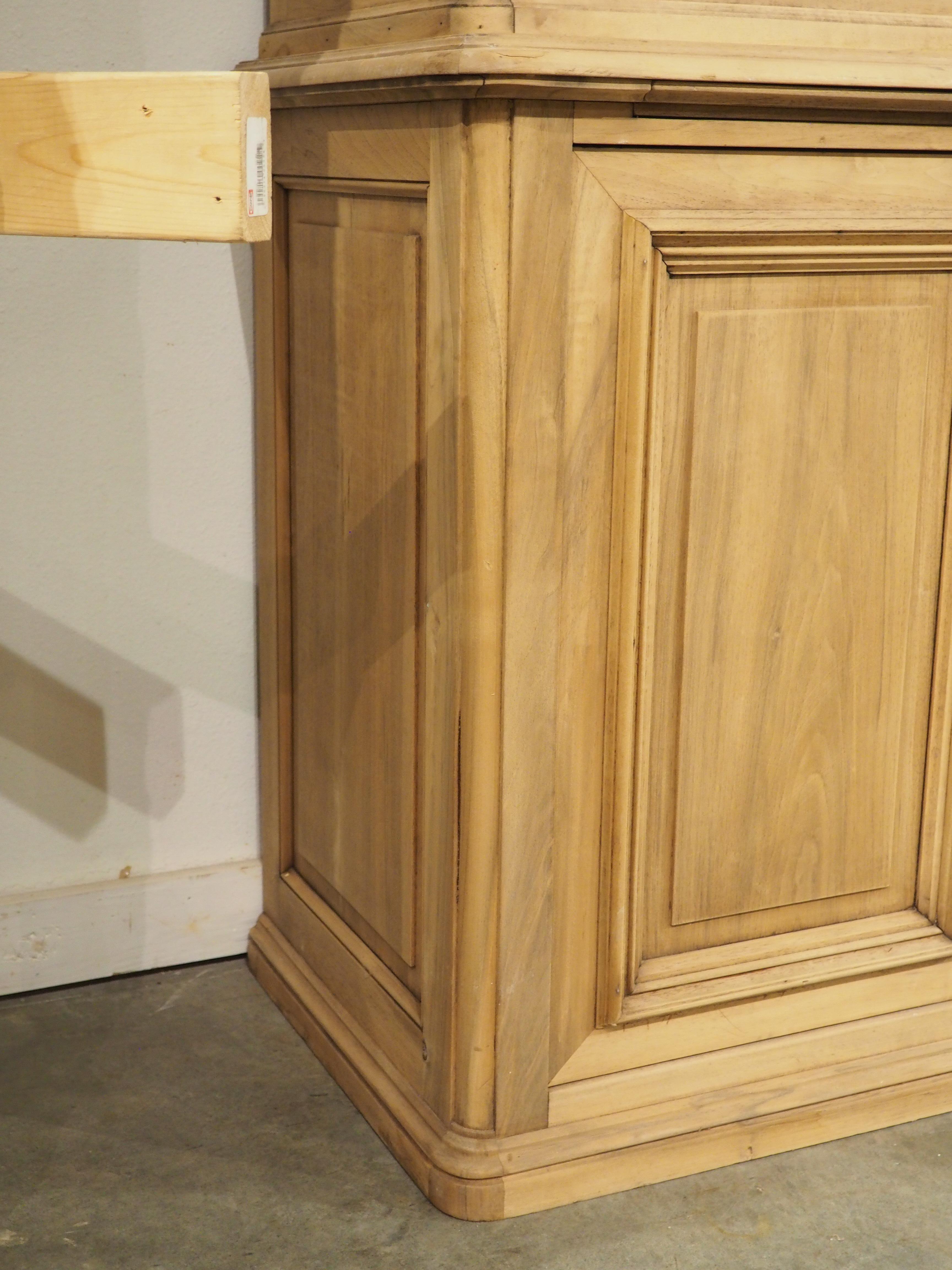 Début du 20ème siècle Bibliotheque ancienne française en noyer blanchi avec intérieur peint, vers 1900 en vente