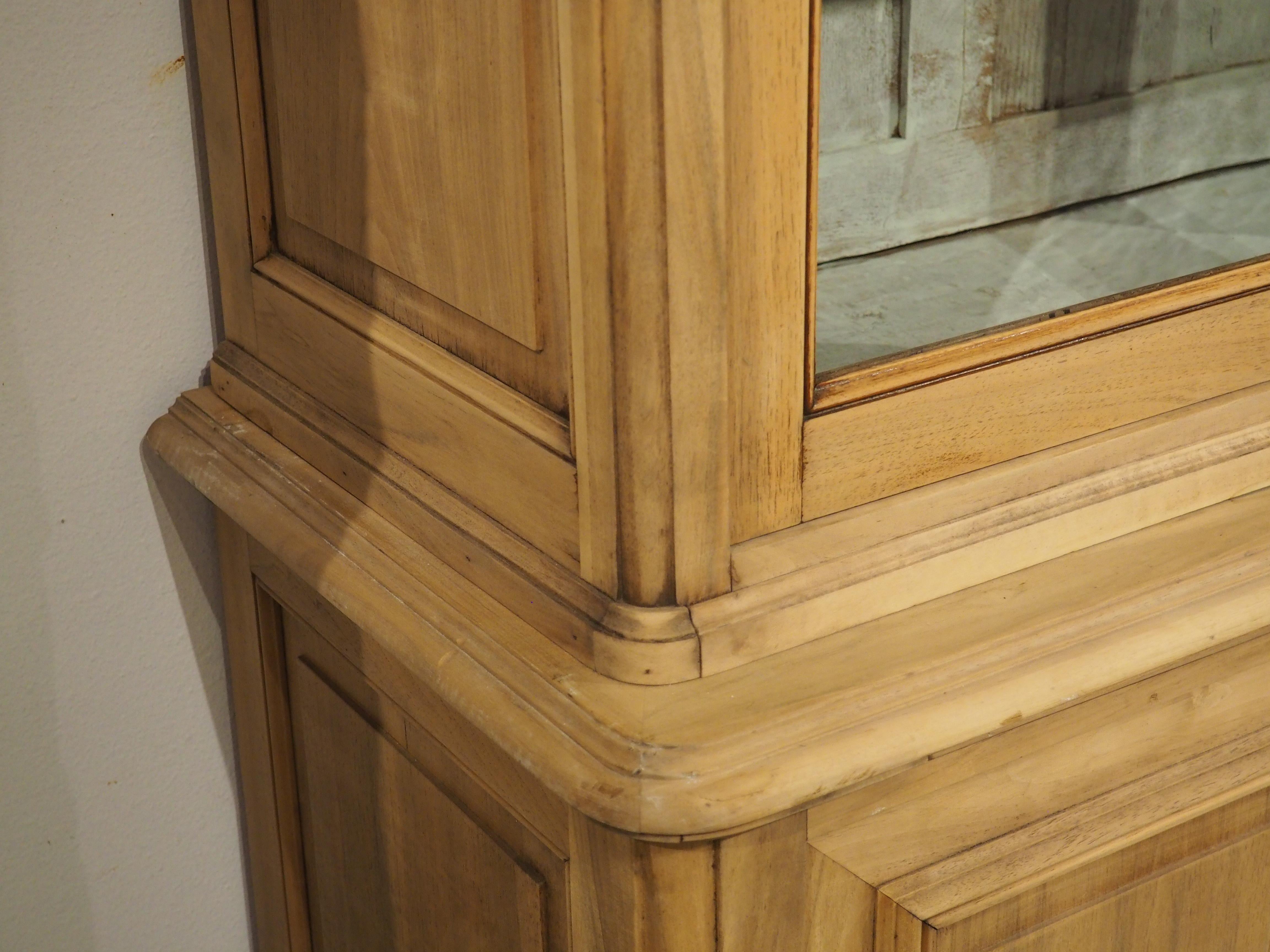 Verre Bibliotheque ancienne française en noyer blanchi avec intérieur peint, vers 1900 en vente