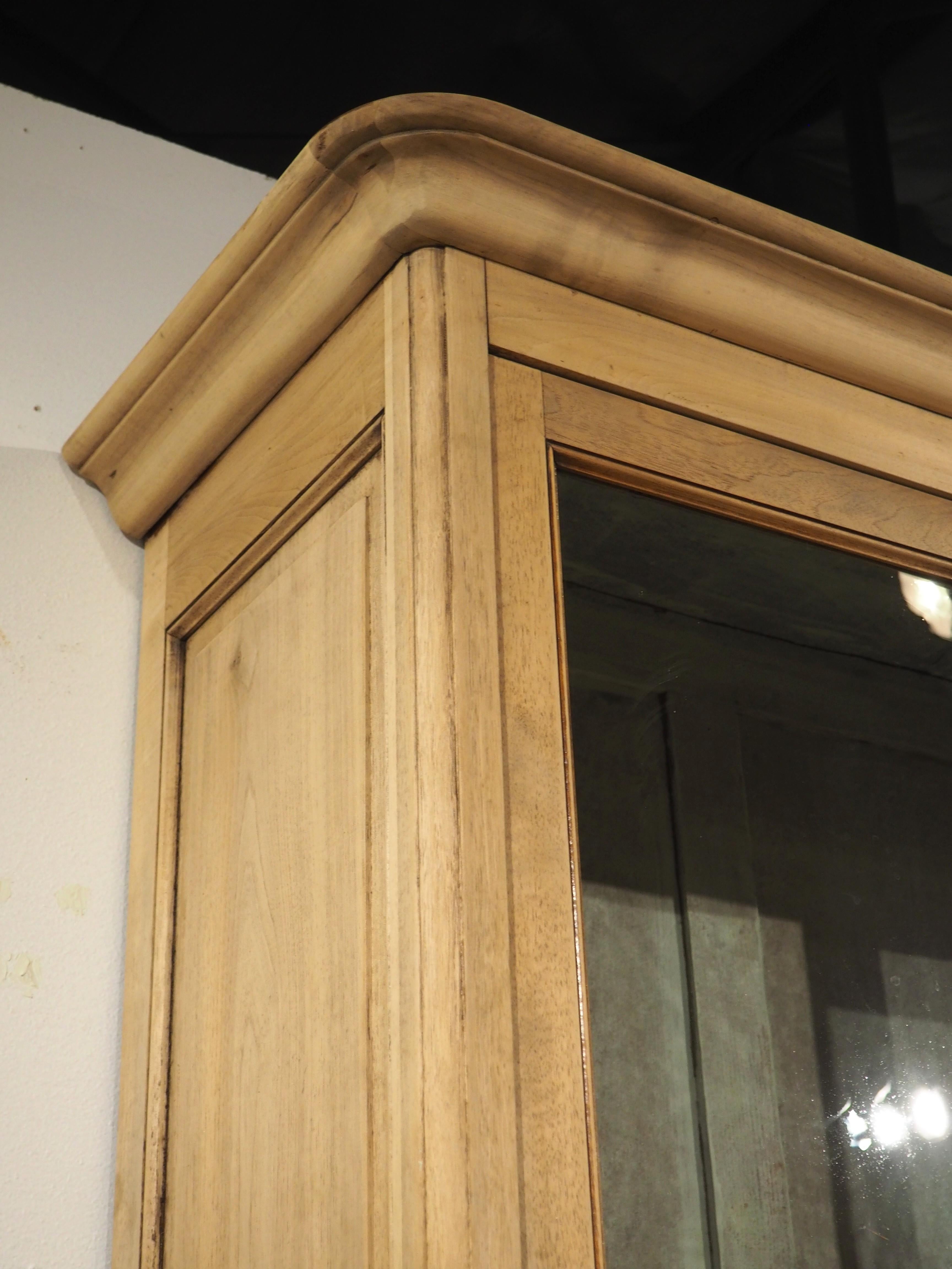 Bibliotheque ancienne française en noyer blanchi avec intérieur peint, vers 1900 en vente 1