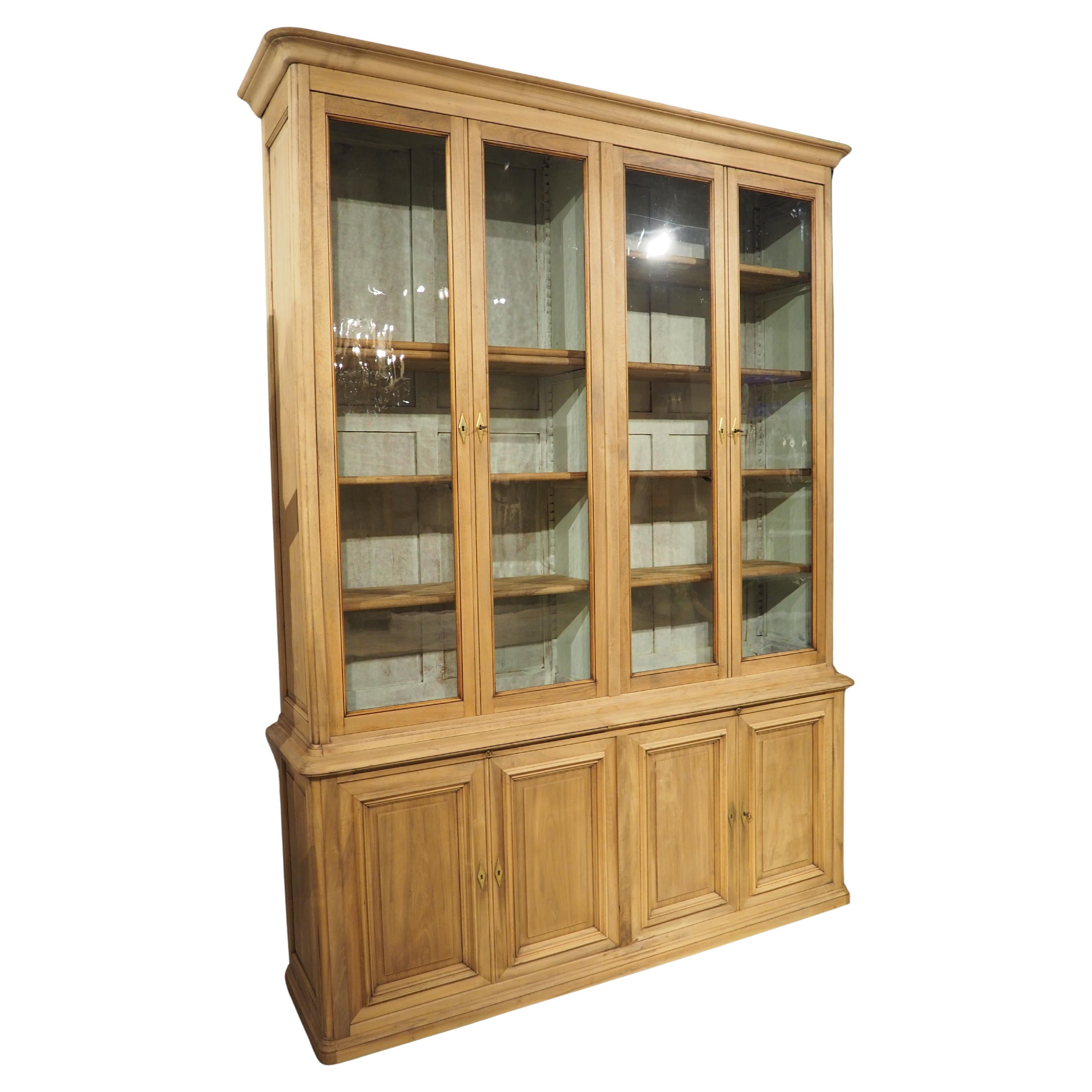 Bibliotheque ancienne française en noyer blanchi avec intérieur peint, vers 1900 en vente