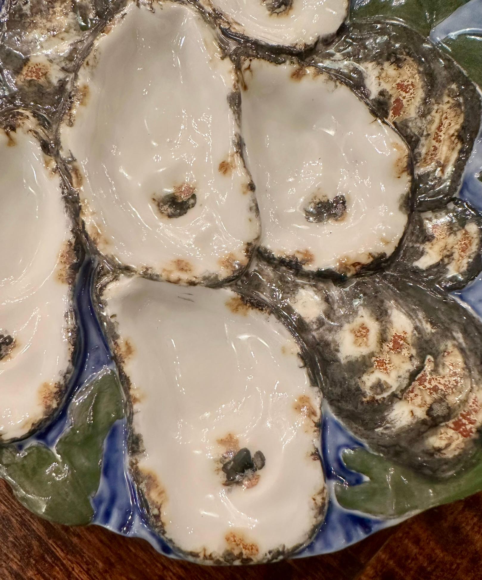 Antique French Blue and Green Porcelain Turkey Pattern Oyster Plate, CIRCA 1890. (19. Jahrhundert) im Angebot