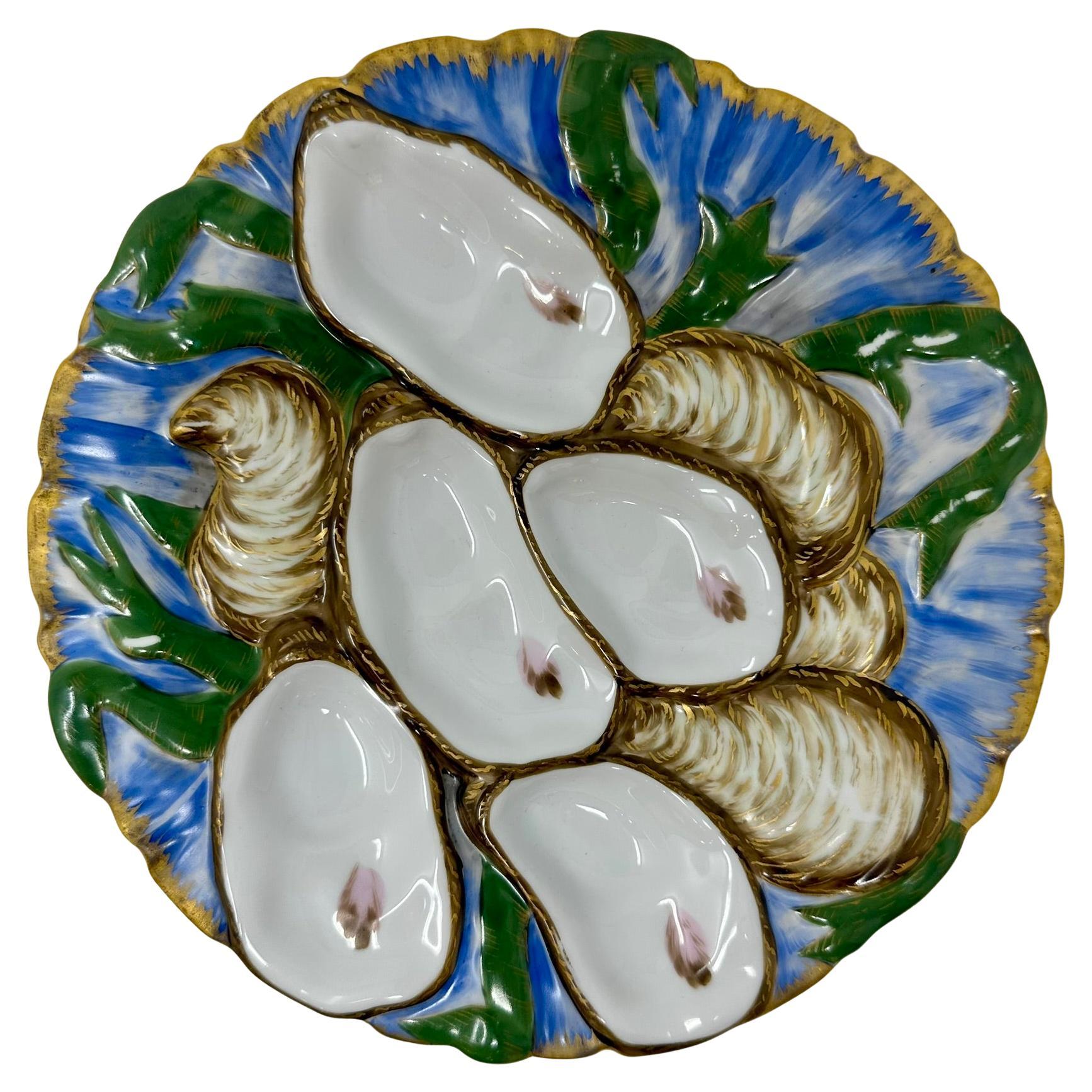 Antique French Plato de Ostra de Porcelana Azul y Verde con Diseño de Pavo, Circa 1890.