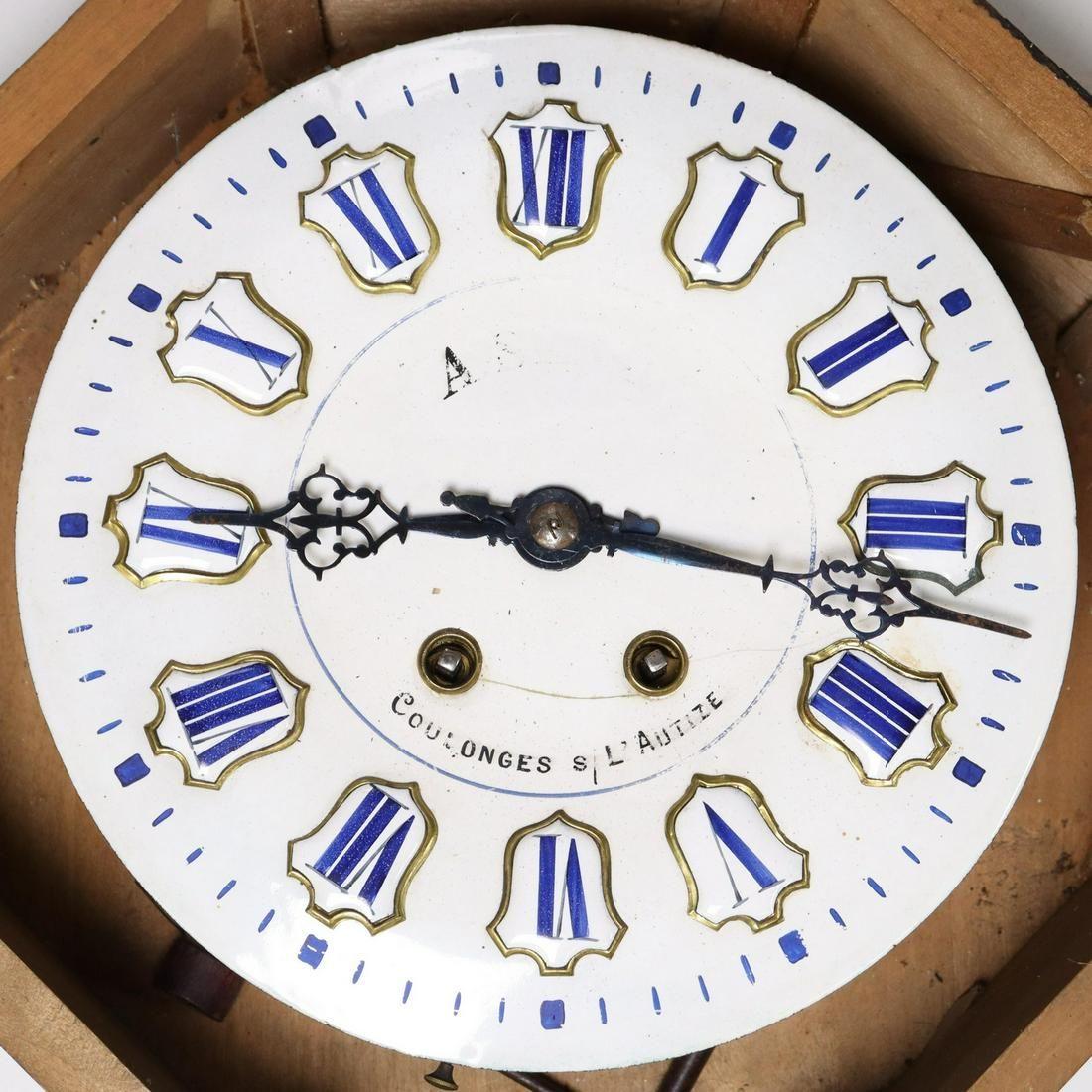 Français Ancienne horloge murale française d'époque Napoléon III en émail bleu et blanc en vente