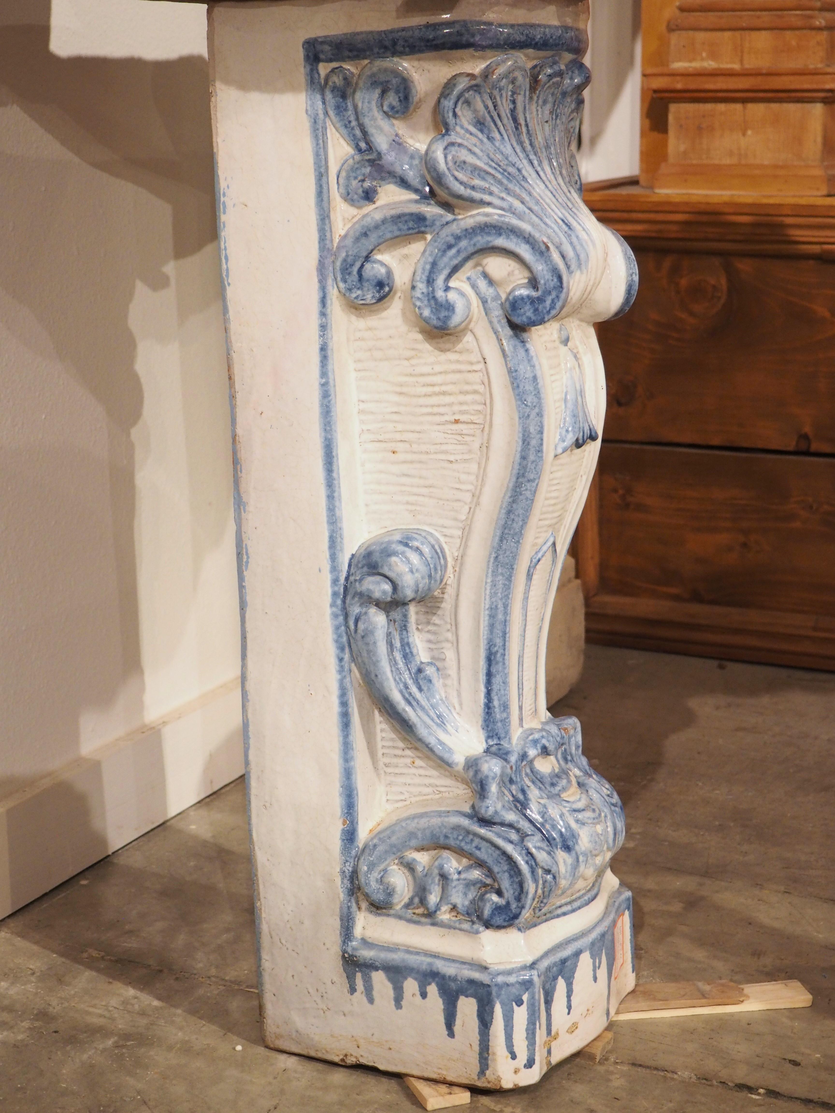 Antiker französischer blauer und weißer Fayence-Wandbrunnen mit Innenausstattung, um 1880 (Spätes 19. Jahrhundert) im Angebot