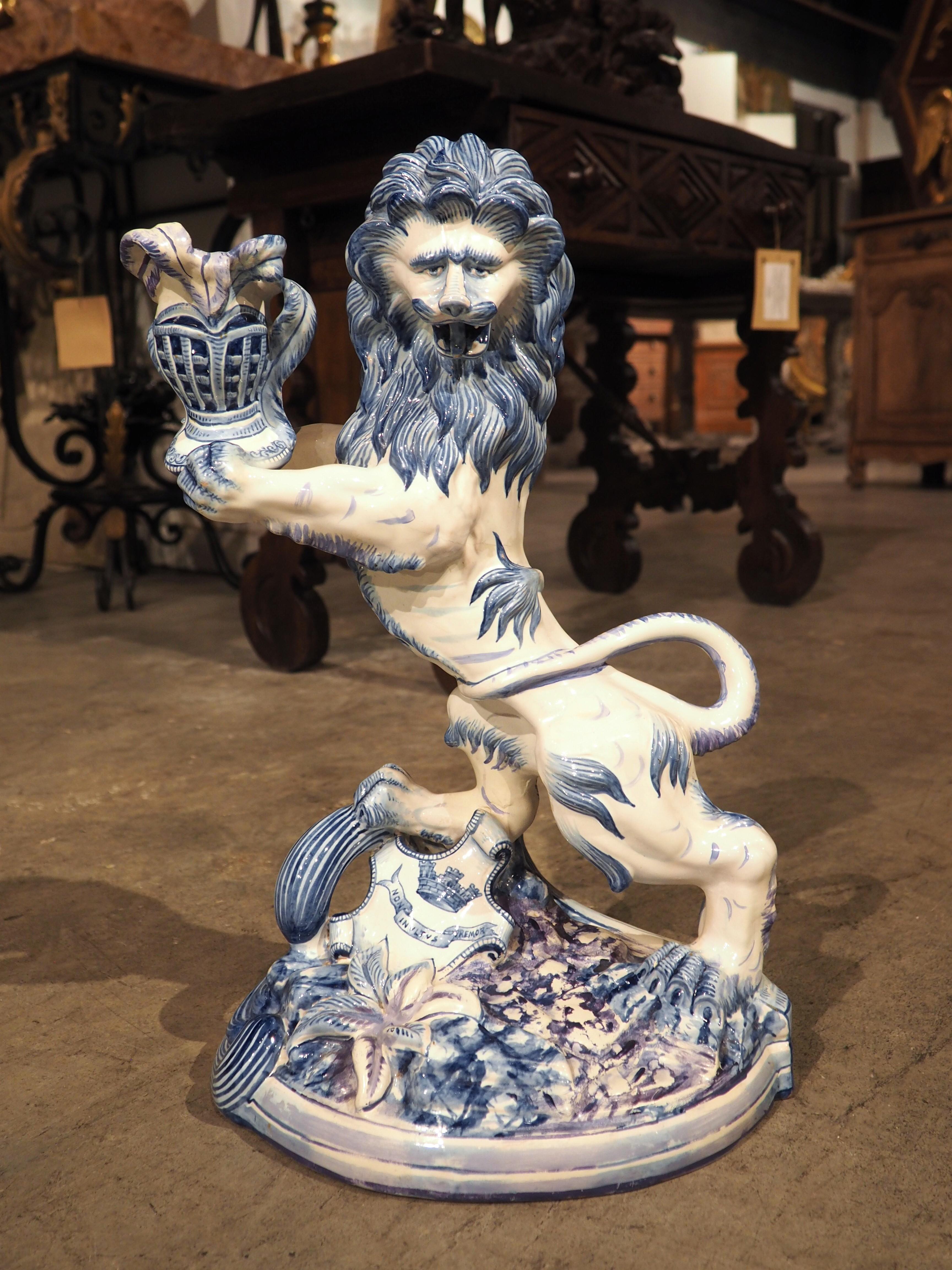 Ce bougeoir en faïence en forme de lion, peint à la main en bleu cobalt et blanc, date d'environ 1890. D'après les marques de production figurant au dos de la base, le bougeoir a été fabriqué à Saint-Clément, par Keller & Guerin, qui était à